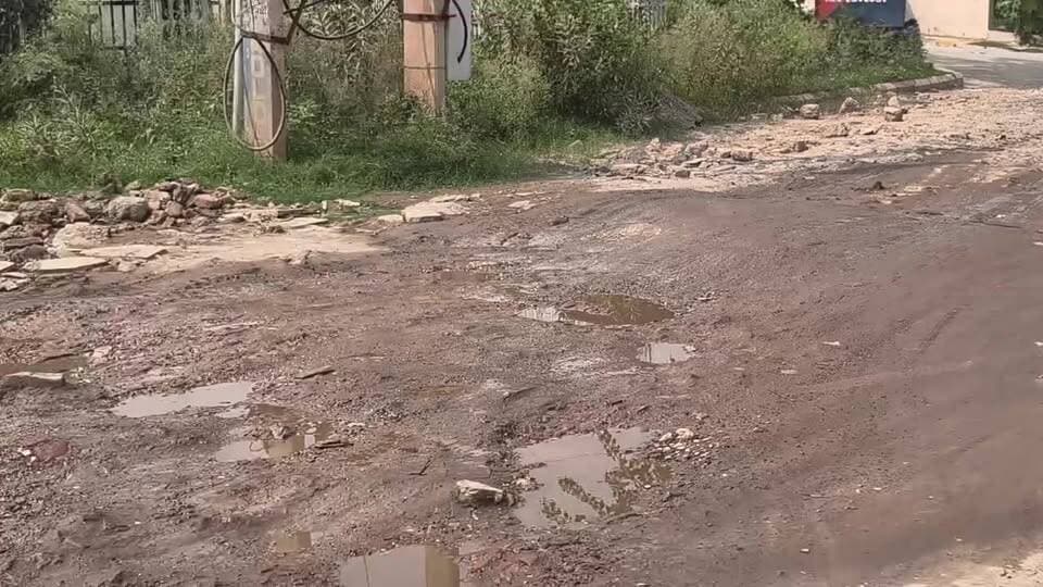 рднреВрдкрд╛рдиреА рдерд╛рдирд╛ рдХреЗ рдЧреЗрдЯ рдмрд╛рд╣рд░ рд╡рд╛рд▓реА рд╕рдбрд╝рдХ рдХреА рд╣рд╛рд▓рдд рдЬрд░реНрдЬрд░... рд▓реЛрдЧреЛрдВ рдХреЛ рдЖрдиреЗ рдЬрд╛рдиреЗ рдореЗрдВ рдХрд░рдирд╛ рдкрдбрд╝рддрд╛ рд╣реИ рджрд┐рдХреНрдХрдд рдХрд╛ рд╕рд╛рдордирд╛, рдЯреВрдЯреА рд╕рдбрд╝рдХреЛрдВ рд╕реЗ рд▓реЛрдЧ рдЧреБрдЬрд░рдиреЗ рдХреЛ рдордЬрдмреВрд░ рджреЗрдЦреЗрдВред