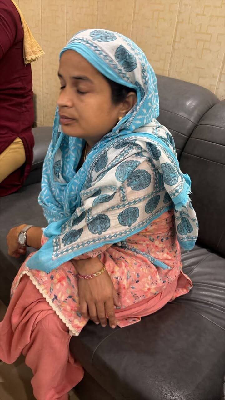 * अलवर की पंचायत समिति कठूमर में सहायक अभियंता 25,000 रुपये एवं कनिष्ठ अभियंता 10,000 रुपये रिश्वत लेते रंगे हाथों गिरफ्तार
जयपुर,दिनांक 22 सितम्बर 2026। ए.सी.बी. मुख्यालय के निर्देश पर ए.सी.बी. चौकी भिवाड़ी द्वारा आज कार्रवाई करते हुए आरोपी श्री शिवराम, सहायक अभियंता, पंचायत समिति कठूमर, जिला अलवर को 25,000 रुपये तथा आरोपिया श्रीमती मिन्ना खान, कनिष्ठ अभियंता, कार्यालय पंचायत समिति कठूमर, जिला अलवर को 10,000 रुपये रिश्वत राशि लेते हुए रंगे हाथों डिटेन किया गया है।
भ्रष्टाचार निरोधक ब्यूरो के महानिदेशक पुलिस श्री गोविन्द गुप्ता ने बताया कि ए.सी.बी. चौकी भिवाड़ी को एक शिकायत इस आशय की मिली कि फर्म मैसर्स पोसवाल कम्पनी द्वारा ग्राम पंचायत में एफएसएसी योजना के अन्तर्गत टेण्डर के माध्यम से राजीव गांधी सेवा केन्द्र ईटोला का मरम्मत कार्य करवाया गया था। उक्त कार्य के 2,52,000 रुपये के बिल का भुगतान पंचायत समिति कठूमर में लंबित था। बिल के भुगतान के संबंध में परिवादी द्वारा श्री शिवराम, सहायक अभियंता एवं श्रीमती मिन्ना खान, कनिष्ठ अभियंता से पंचायत समिति कठूमर में सम्पर्क किया गया तो सहायक अभियंता द्वारा उक्त बिल पास करने की एवज में 40,000 रुपये तथा कनिष्ठ अभियंता द्वारा 15,000 रुपये रिश्वत की मांग कर परिवादी को परेशान किया जा रहा था।
जिस पर दिनांक 18 सितम्बर 2026 को ए.सी.बी. द्वारा रिश्वत मांग का सत्यापन करवाया गया। सत्यापन के दौरान आरोपी श्री शिवराम, सहायक अभियंता, पंचायत समिति कठूमर, जिला अलवर द्वारा परिवादी से 40,000 रुपये रिश्वत की मांग की गई तथा परिवादी द्वारा राशि कम करवाने पर 35,000 रुपये में सहमत होकर 10,000 रुपये मौके पर ही प्राप्त करना एवं 25,000 रुपये और लेने के लिए सहमत होना पाया गया। इसी प्रकार आरोपिया श्रीमती मिन्ना खान, कनिष्ठ अभियंता द्वारा परिवादी से 15,000 रुपये रिश्वत की मांग कर 5,000 रुपये मौके पर ही प्राप्त करना तथा 10,000 रुपये और मांगना स्पष्ट रूप से पाया गया।
जिस पर ए.सी.बी. चौकी भिवाड़ी द्वारा आज डॉ. रामेश्वर सिंह, उप महानिरीक्षक पुलिस ए.सी.बी. के सुपरवीजन में ए.सी.बी. चौकी भिवाड़ी के प्रभारी एवं टीएलओ श्री सुरजीत सिंह, पुलिस निरीक्षक के नेतृत्व में ट्रैप कार्रवाई करते हुए आरोपी श्री शिवराम को 25,000 रुपये तथा आरोपिया श्रीमती मिन्ना खान को 10,000 रुपये रिश्वत राशि लेते हुए रंगे हाथों गिरफ्तार किया गया है।
एसीबी की अतिरिक्त महानिदेशक पुलिस श्रीमती स्मिता श्रीवास्तव एवं महानिरीक्षक पुलिस श्रीमती एस. परिमाला के सुपरवीजन में आरोपीगण से पूछताछ एवं कार्यवाही जारी है। एसीबी द्वारा मामले में भ्रष्टाचार निवारण अधिनियम के अन्तर्गत प्रकरण दर्ज कर अग्रिम अनुसंधान किया जायेगा।
किसी व्यक्ति के विरुद्ध एसीबी में प्रकरण ( अभियोग, प्राथमिक जांच, आदि) दर्ज होने पर , ACB से सीधे संपर्क कर अपना पक्ष/स्पष्टीकरण प्रस्तुत किया जा सकता है।
प्रस्तुत स्पष्टीकरण के ACB द्वारा विस्तृत विश्लेषण के उपरांत ही अनुसंधान में निर्णय लिया जाना ACB की कार्य प्रणाली का हिस्सा है।
यह जानकारी एसीबी के डर से धोखाधड़ी आदि के शिकार होने की संभावना के संदर्भ में महत्वपूर्ण है।
भ्रष्टाचार निरोधक ब्यूरो के टोल फ्री नम्बर 1064 एवं व्हाट्सएप हेल्पलाईन नम्बर 94135-02834 पर 24X7 सम्पर्क कर भ्रष्टाचार के विरूद्ध अभियान में अपना महत्वपूर्ण योगदान दें। एसीबी आपके वैध कार्य को करवाने में पूरी सहायता करेगी।