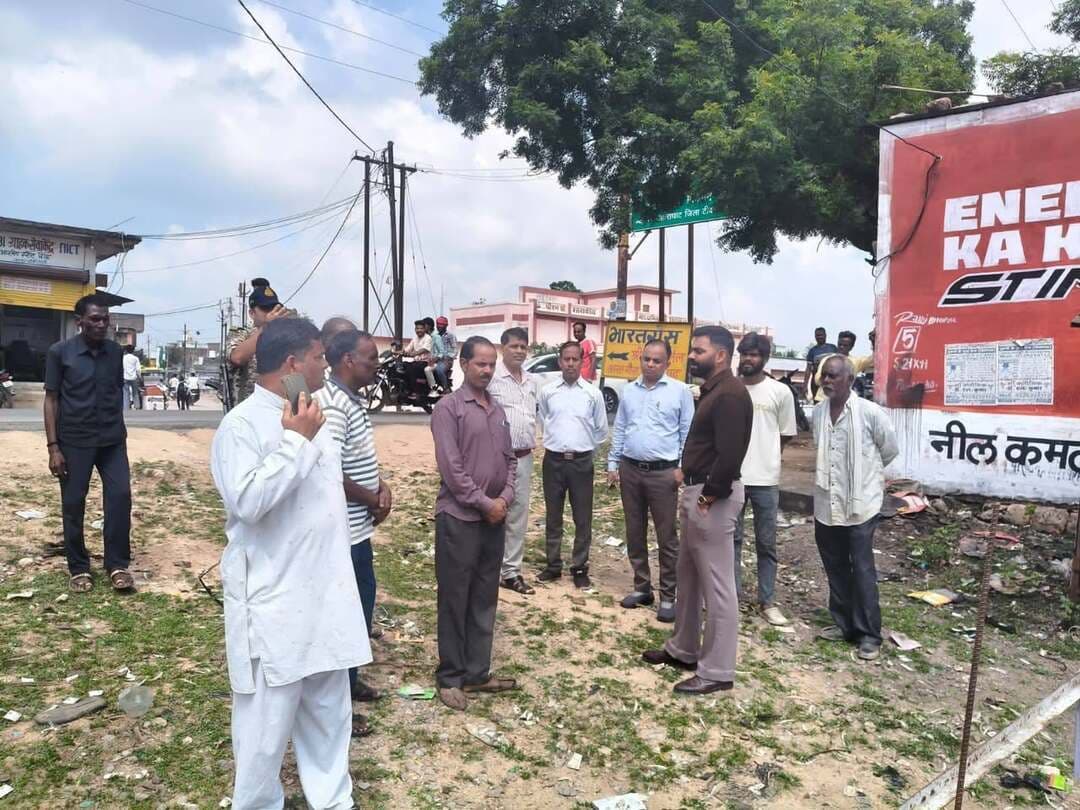 जिला पंचायत सीईओ ने स्वच्छता ही सेवा अभियान अंतर्गत ग्राम पंचायत अनंतपुरा में ग्रामीणजनों से कचरे के उचित निपटान हेतु किया संवाद
----
जिला पंचायत के मुख्य कार्यपालन अधिकारी श्री विशाल धाकड़
द्वारा स्वच्छता ही सेवा अभियान अंतर्गत ग्राम पंचायत अनंतपुरा में ग्रामीणजनों से कचरे के उचित निपटान हेतु संवाद किया गया। साथी ही उन्होंने लोगों को ग्राम पंचायत द्वारा संचालित कचरा वाहन में ही कचरा देने हेतु समझाइश दी तथा घरेलू स्तर पर ही कचरे को पृथक-पृथक करने की आदत डालने को कहा।
उन्होंने लोगों से आह्वान किया कि गांव को साफ रखना सबकी सामूहिक जिम्मेवारी है, अतः सभी अपने आसपास सफाई रखें और ग्राम पंचायत को साफ रखने में सहयोग करें।
श्री धाकड़ द्वारा ग्राम पंचायत को निर्देश दिए गए कि लेगेसी वेस्ट के स्थलों की सफाई कर उनका सौंदर्यीकरण करायें।
#JansamparkMP
#Jansamparktikamgarh
#tikamgarh
