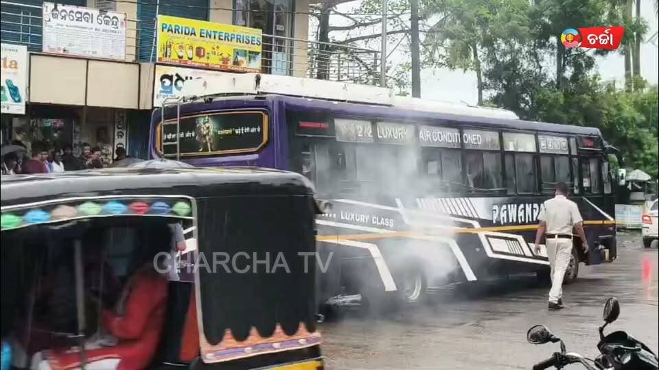 ଚଳନ୍ତା ବସ୍ ରୁ ବାହାରିଲା ଧୂଆଁ : ଯାତ୍ରୀ ସୁରକ୍ଷିତ ||charcha tv
#bus #fire#Passenger #patamundei