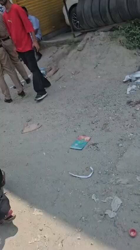 किच्छा पालिका चुनाव:मतदान बूथ पर हंगामे के बाद विधायक तिलक राज बेहड़ बूथ पर बैठ गए।