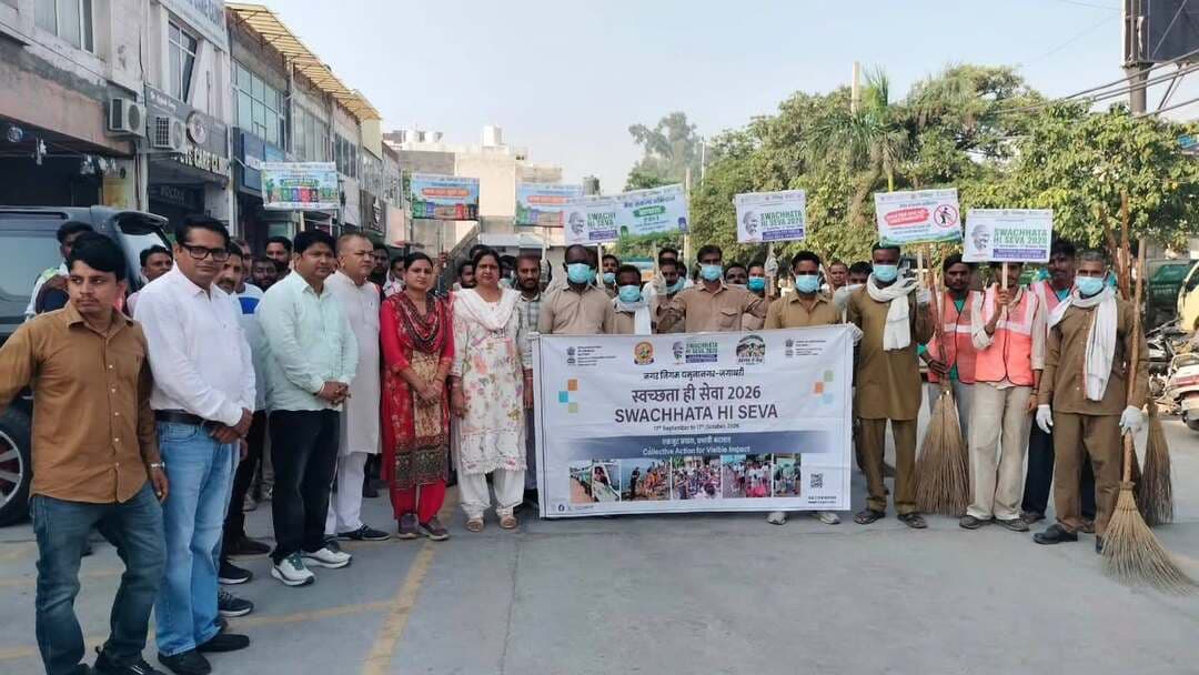 स्वच्छ शहर के लिए हर नागरिक निभाए अपनी जिम्मेदारी : सुमन बहमनी
सेवा संकल्प अभियान के तहत वार्ड 22 में चला विशेष स्वच्छता अभियान
मेयर सुमन बहमनी ने झाड़ू लगाकर दिया स्वच्छता का संदेश, विद्यार्थियों ने निकाली जागरूकता रैली
यमुनानगर। सेवा संकल्प अभियान के तहत नगर निगम की ओर से मंगलवार को वार्ड नंबर 22 में विशेष स्वच्छता अभियान चलाया गया। अभियान के तहत भगवान श्री परशुराम पार्क, गोबिंदपुरी कॉलोनी तथा कन्हैया साहिब चौक स्थित नगर निगम कार्यालय के बाहर सफाई की गई। मेयर सुमन बहमनी ने स्वयं झाड़ू लगाकर अभियान की शुरुआत की और लोगों को स्वच्छता के प्रति जागरूक किया।
इस दौरान मार्केट कमेटी यमुनानगर के चेयरमैन राकेश त्यागी, पार्षद रुचि शर्मा और मुख्य सफाई निरीक्षक अमित कांबोज ने भी सफाई मित्रों के साथ मिलकर झाड़ू लगाई। उन्होंने नागरिकों को स्वच्छता को अपनी दिनचर्या का हिस्सा बनाने तथा शहर को स्वच्छ एवं सुंदर बनाने में सहयोग देने का संदेश दिया। अभियान के दौरान राजकीय उच्च विद्यालय गोबिंदपुरी के विद्यार्थियों ने जागरूकता रैली निकाली। विद्यार्थियों ने स्वच्छता बनाए रखने, कूड़ा निर्धारित स्थान पर डालने और डस्टबिन का सही उपयोग करने का संदेश दिया। इस दौरान सफाई मित्रों, नागरिकों और विद्यार्थियों को अपने घर, गली व आसपास के क्षेत्र को साफ रखने के लिए प्रेरित किया गया। मेयर सुमन बहमनी ने कहा कि स्वच्छ शहर केवल नगर निगम के प्रयासों से नहीं, बल्कि जनभागीदारी से बनता है। प्रत्येक नागरिक अपने आसपास स्वच्छता बनाए रखने की जिम्मेदारी निभाए तो यमुनानगर को स्वच्छ और सुंदर शहर बनाने का लक्ष्य जल्द हासिल किया जा सकता है। मौके पर सफाई निरीक्षक प्रदीप दहिया, सफाई निरीक्षक सुशील शर्मा, सचिन कांबोज, पंकज कुमार, अजीत सिंह, स्वच्छ भारत मिशन के विशेषज्ञ आकाश कुमार, दुर्गेश कुमार आदि मौजूद रहे।
फोटो कैप्शन - गोबिंदपुरी में सफाई करती मेयर सुमन बहमनी व अन्य।
गोबिंदपुरी में निकाली गई जागरूकता रैली का शुभारंभ करती मेयर सुमन बहमनी।