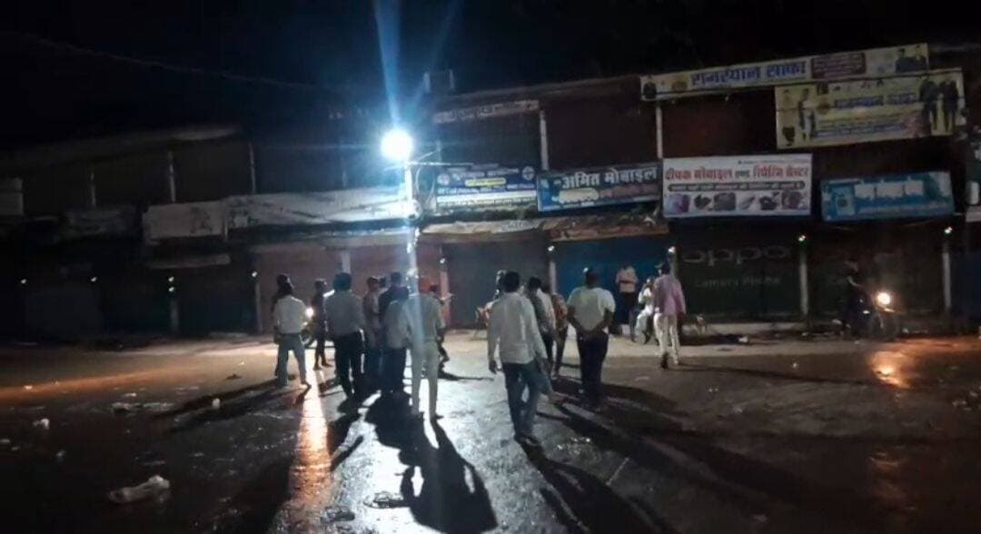 गांधी चौराहे पर आधी रात ‘दंगल’, कार-बाइक से पहुंचे लोग और फिर जमकर बरसे लाठी-डंडे
दो गुटों में सड़क पर खुलेआम मारपीट का वीडियो वायरल, पुलिस के पहुंचते ही मौके से भागे लोग; वायरल वीडियो के आधार पर पहचान में जुटी कोतवाली पुलिस
सीधी। शहर के गांधी चौराहे के पास सोमवार-मंगलवार की दरमियानी रात उस समय हड़कंप मच गया, जब दो गुटों के बीच सार्वजनिक स्थान पर जमकर मारपीट हुई। घटना सोमवार रात करीब 12 बजे की बताई जा रही है, जिसका वीडियो मंगलवार सुबह करीब 9 बजे सोशल मीडिया पर वायरल होने लगा। वीडियो में दोनों पक्ष एक-दूसरे के साथ हाथ-मुक्कों के अलावा लाठी-डंडों से मारपीट करते नजर आ रहे हैं।
वायरल वीडियो में दिखाई दे रहा है कि कुछ लोग कार से उतरकर मारपीट में शामिल हो रहे हैं, जबकि कुछ लोग बाइक से मौके पर पहुंचते दिखाई दे रहे हैं। सड़क पर दोनों पक्षों के बीच काफी देर तक विवाद और मारपीट होती नजर आती है। इस दौरान कुछ लोग बचाव करते हुए भी दिखाई दे रहे हैं, जबकि कुछ लोग लगातार दूसरे पक्ष पर हमला करते नजर आ रहे हैं। सार्वजनिक स्थल पर हुई इस घटना से आसपास मौजूद लोगों में भी अफरा-तफरी का माहौल बन गया।
हालांकि, दोनों गुटों के बीच मारपीट आखिर किस बात को लेकर शुरू हुई, इसका फिलहाल स्पष्ट कारण सामने नहीं आया है। घटना की जानकारी स्थानीय लोगों द्वारा कोतवाली पुलिस को दी गई। सूचना मिलने के बाद पुलिस मौके पर पहुंची, लेकिन पुलिस के पहुंचने से पहले ही मारपीट में शामिल लोग मौके से फरार हो गए।
मामले को लेकर थाना प्रभारी कोतवाली दिव्य प्रकाश त्रिपाठी ने बताया कि सार्वजनिक स्थल पर इस प्रकार मारपीट की घटना बेहद चिंता का विषय है। उन्होंने कहा कि यदि किसी भी पक्ष की ओर से आवेदन दिया जाता है तो नियमानुसार कार्रवाई की जाएगी। फिलहाल पुलिस वायरल हो रहे वीडियो के आधार पर घटना की जांच कर रही है और वीडियो में दिखाई दे रहे लोगों की पहचान करने का प्रयास किया जा रहा है।
गांधी चौराहे जैसे शहर के प्रमुख सार्वजनिक स्थल पर आधी रात को हुई इस घटना ने सुरक्षा व्यवस्था को लेकर भी सवाल खड़े कर दिए हैं। अब पुलिस की जांच के बाद ही स्पष्ट हो सकेगा कि विवाद की शुरुआत किस बात को लेकर हुई और मारपीट में कौन-कौन लोग शामिल थे।
