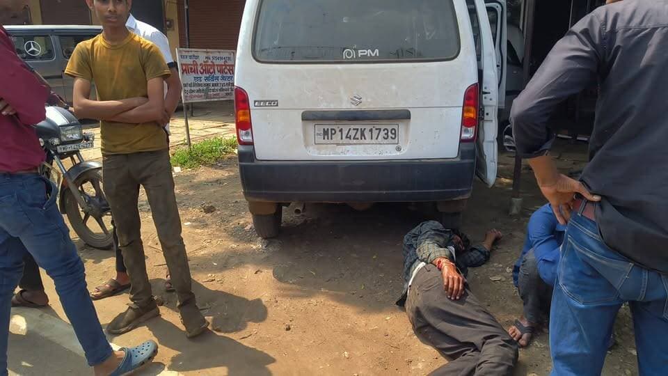शामगढ़ ओवरब्रिज के पास सर्विस रोड पर दो मोटरसाइकिलों की आमने-सामने भिड़ंत हो गई। हादसे में दो युवक गंभीर रूप से घायल हो गए। घायलों को निजी वाहन से उपचार के लिए शामगढ़ अस्पताल भेजा गया। हादसे के बाद मौके पर लोगों की भीड़ जमा हो गई।
#शामगढ़ #सड़कहादसा #दुर्घटना #मंदसौर #यशस्वीदुनिया