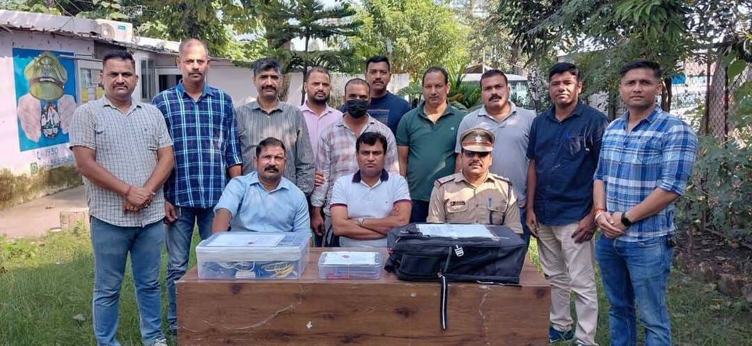 🚨उत्तराखंड में पहली बार SIM Box टेलीकॉम गेटवे का भंडाफोड़
उधमसिंहनगर के बाजपुर में STF की साइबर कुमाऊं यूनिट ने अवैध SIM Box टेलीकॉम गेटवे का खुलासा करते हुए एक आरोपी को गिरफ्तार किया है। कार्रवाई में 2 SIM Box, 77 एंटीना और 114 Airtel SIM कार्ड समेत मोबाइल, राउटर और अन्य टेलीकॉम उपकरण बरामद किए गए।
पुलिस के मुताबिक, आरोपी SIM Box के जरिए विदेशी/VoIP कॉल्स को भारतीय लोकल नंबरों में बदलकर कॉल करने वाले की पहचान और लोकेशन छिपाने में मदद कर रहा था। जांच में फर्जी/दूसरे लोगों की आईडी पर लिए गए SIM के इस्तेमाल की बात भी सामने आई है।
STF के अनुसार, यह नेटवर्क करीब 7 महीने से संचालित था और आरोपी के बांग्लादेश के साइबर अपराधियों से संपर्क की जानकारी मिली है। आरोपी पहले भी 2023 में मुरादाबाद में SIM Box से जुड़े मामले में गिरफ्तार हो चुका है। STF अब नेटवर्क से जुड़े अन्य लोगों और विदेशी संपर्कों की जांच कर रही है।
गिरफ्तार अभियुक्त
कादिर पुत्र जाबिर अली उम्र करीब 24 वर्ष निवासी मिलक जुम्मावाली ग्राम बेरखेड़ा चक थाना भगतपुर जिला मुरादाबाद उ0प्र0
#Uttarakhand #STF #CyberCrime #SIMBox #UdhamSinghNagar #newsmafiya