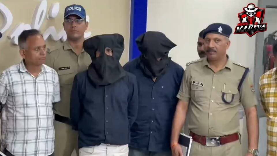 🚨 देहरादून में MBBS फर्जीवाड़े का खुलासा, 2 गिरफ्तार
देहरादून में फर्जी दस्तावेजों के जरिए MBBS में दाखिला दिलाने के मामले में पुलिस ने दो आरोपियों को गिरफ्तार किया है। एसआईटी की जांच में फर्जी स्वतंत्रता संग्राम सेनानी आश्रित प्रमाण पत्र समेत कई दस्तावेज तैयार कर तीन अभ्यर्थियों को मेडिकल कॉलेजों में दाखिला दिलाने का आरोप सामने आया है।
पुलिस के मुताबिक, आरोपियों ने अभ्यर्थियों के परिजनों से एडवांस के तौर पर 20-20 लाख रुपये लिए थे। जांच के दौरान साक्ष्य मिलने पर रूपेश पंडित और अरविंद कुमार को गिरफ्तार किया गया। पुलिस अब इस मामले से जुड़े अन्य लोगों और पूरे नेटवर्क की भूमिका की जांच कर रही है।
#Dehradun #UttarakhandNews #MBBSAdmission #FakeDocuments #BreakingNews #newsmafiya