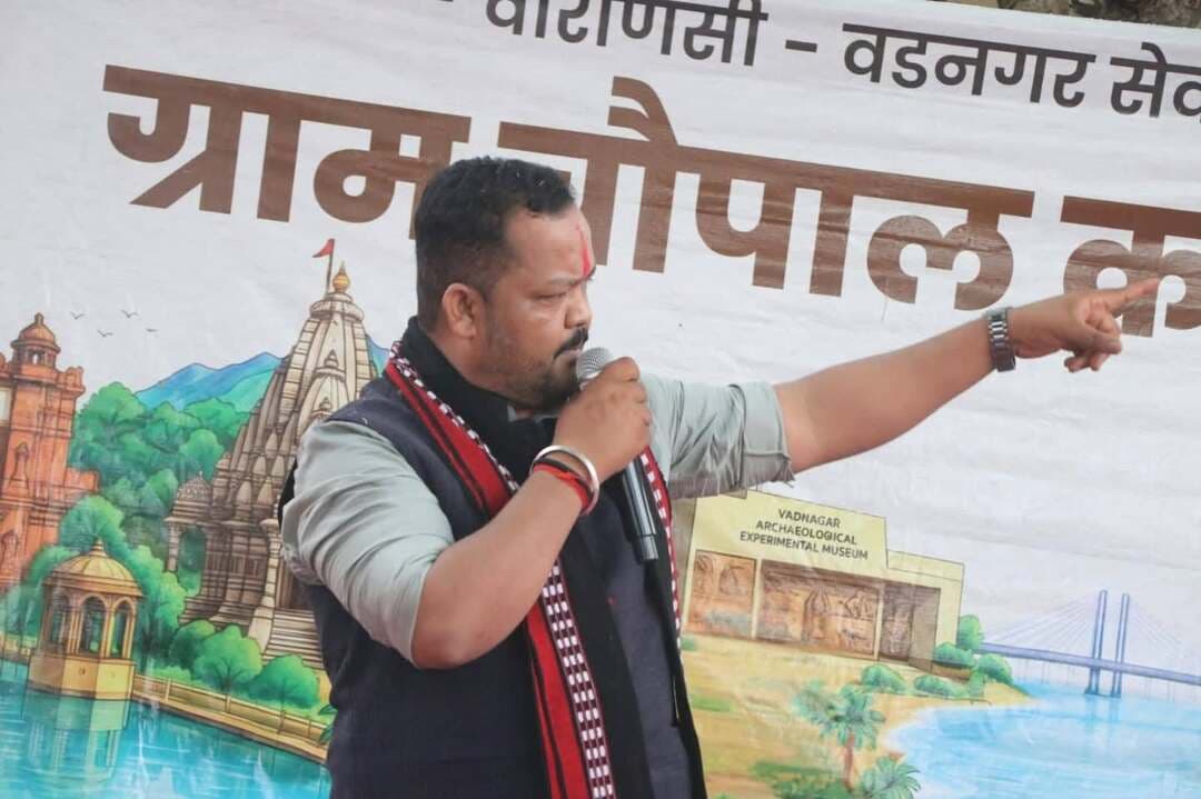 बैंड बाजे और तिलक लगाकर जन संकल्प यात्रा का किया गया स्वागत
..
प्रधानमंत्री जी के नेतृत्व में गांव-गांव की बदल रही तस्वीर- विधायक
...
युवा, महिला, किसान सभी वर्ग मिलकर देश को बनाएंगे विकसित राष्ट्र
....
ग्राम पंचायत पोड़ी में लगाई गई ग्राम चौपाल
...
सेवा संकल्प अभियान के शुभारंभ अवसर पर 17 सितम्बर से वाराणसी से वडनगर तक प्रारंभ हुई “जन सेवा संकल्प यात्रा” के शहडोल जिले के ब्यौहारी विधानसभा क्षेत्र के ग्राम पंचायत पोड़ी पहुंचने पर बैंड बाजे, फूलमाला, तिलक लगाकर स्वागत किया गया।
साथ ही एकीकृत शासकीय पूर्व माध्यमिक विद्यालय पोड़ी में ग्राम चौपाल आयोजित की गई। ग्राम चौपाल का शुभारंभ विधायक श्री शरद कोल ने मां सरस्वती के छायाचित्र पर माल्यार्पण एवं दीप प्रज्वलित कर किया। ग्राम चौपाल को संबोधित करते हुए विधायक श्री शरद कोल ने कहा कि देश के प्रधानमंत्री श्री नरेंद्र मोदी जी के नेतृत्व में देश भर के गांव, शहर, कस्बे की तस्वीर बदल रही है और देश हर दिशा में अपनी सहभागिता सुनिश्चित करते हुए नए-नए कीर्तिमान स्थापित कर रहा है।
उन्होंने कहा कि प्रधानमंत्री का सपना है कि वर्ष 2047 में भारत देश विकसित राष्ट्र के रूप में उभरे। विकसित राष्ट्र बनाने के लिए युवा, महिला, किसान एवं सभी वर्ग के लोगों का सहयोग जरूरी है हम सब मिलकर देश को एक विकसित राष्ट्र बनाने में अपना योगदान अवश्य देंगे।
ग्राम चौपाल को संबोधित करते हुए जन संकल्प यात्रा का नेतृत्व कर रहे रजावत ने कहा की प्रधानमंत्री श्री नरेंद्र मोदी जी के द्वारा लोगों को सशक्त और आत्मनिर्भर बनाने के उद्देश्य से विभिन्न जनहितकारी योजनाएं संचालित की जा रही हैं। उन्होंने कहा कि आयुष्मान भारत योजना के तहत लोगों का 5 लाख रूपये तक का निशुल्क उपचार किया जाता है, प्रधानमंत्री आवास योजना संचालित कर लोगों को पक्के आवास भी प्रदान किए जाते है। इसी प्रकार प्रधानमंत्री उज्ज्वला योजना, प्रधानमंत्री मातृत्व वंदना योजना सहित अन्य योजनाएं संचालित की जा रही हैं।
ग्राम चौपाल में विभिन्न योजनाओं के लाभान्वित हितग्राहियों ने अपने जीवन में आए बदलाव की कहानी को भी साझा किया।
इस अवसर पर अनुविभागीय अधिकारी राजस्व सुश्री काजोल सिंह, जनपद पंचायत अध्यक्ष श्रीमती रक्षा सिंह, समाजसेवी प्रियम त्रिपाठी, एपीओ श्री अनुराग निगम सहित अन्य जनप्रतिनिधि अधिकारी एवं बड़ी संख्या में स्थानीय लोग मौजूद रहे।
#SevaSankalpAbhiyan #सेवा_संकल्प_अभियान #शहडोल #shahdol