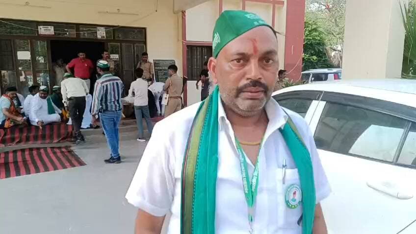 मक्खनपुर नगर पंचायत पर गंभीर आरोप लगाते हुए धरने पर बैठे किसान, मंडल अध्यक्ष धर्मवीर सिंह बोले - EO से मिलने गए तो, गाली-गलौज कर भगाया, सूचना पर पहुंचे थाना अध्यक्ष
फिरोजाबाद। भारतीय किसान यूनियन महाशक्ति के मंडल अध्यक्ष धर्मवीर सिंह ने बताया कि खराब रास्ते, नालियों में जलभराव और बैंक ऑफ इंडिया के पास टूटी सड़कों को लेकर वह शांतिपूर्ण ज्ञापन देने EO से मिलने आए थे। आरोप है कि EO ने फोन पर 1 बजे तक मिलने की बात कही, फिर मिलने से इनकार किया और धमकाने का आरोप लगाया। यूनियन का कहना है कि पंचायत परिसर में उनके कार्यकर्ताओं और महिलाओं के साथ गाली-गलौज व अभद्र व्यवहार किया गया। इसी के विरोध में नगर पंचायत मक्खनपुर में तीन घंटे से धरना चल रहा है। किसानों ने आरोपी के खिलाफ मुकदमा दर्ज कर कड़ी कार्रवाई की मांग की है। सूचना मिलते ही थाना अध्यक्ष मक्खनपुर चमन शर्मा पुलिस बल के साथ मौके पर पहुंचे और किसानों से वार्ता की।
#MakkhanpurNews #FirozabadNews #BKUMahashakti #DharamveerSingh #KisanDharna #NagarPanchayat #ThanaAdhyakshChamanSharma #UPNews #DDMNews
@DDM News