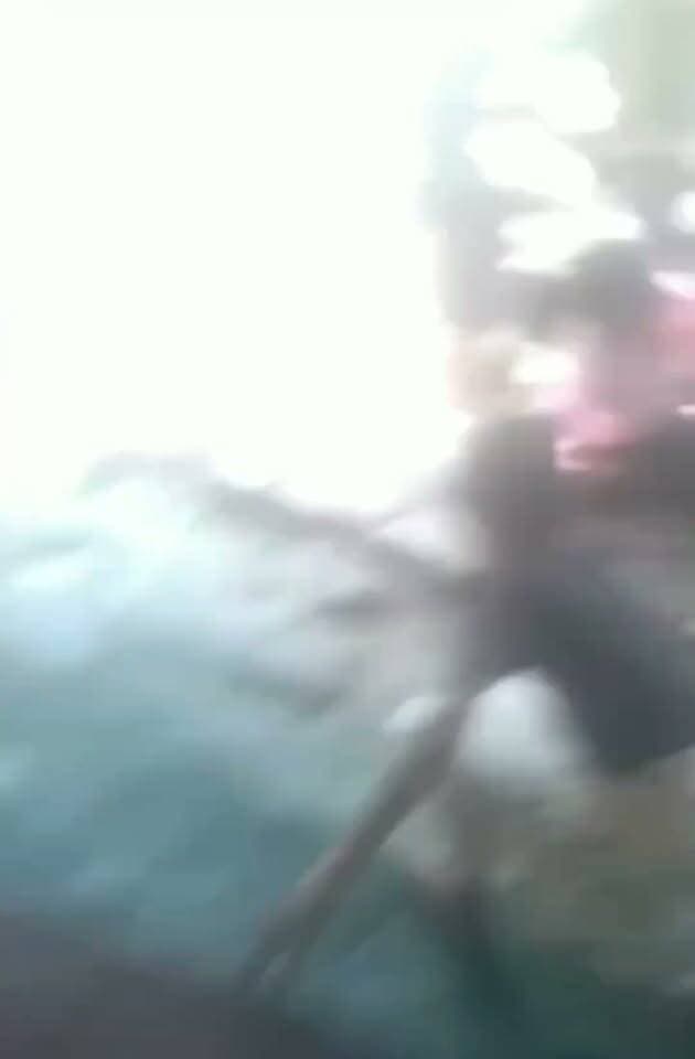 बस्ती में मामूली विवाद के बाद मारपीट, लाठी-डंडे और लात-घूंसे चले, वीडियो सोशल मीडिया पर वायरल
बस्ती जिले में आपसी विवाद के दौरान मारपीट और हंगामे की एक गंभीर घटना सामने आई है। मारपीट का एक वीडियो सोशल मीडिया पर तेजी से प्रसारित हो रहा है, जिसमें कुछ लोग एक-दूसरे पर लाठी-डंडों से हमला करते और लात-घूंसे मारते हुए दिखाई दे रहे हैं।
चीख-पुकार के बीच जमकर हुई मारपीट
वायरल वीडियो में साफ देखा जा सकता है कि किसी बात को लेकर दो पक्षों के बीच तीखी बहस के बाद कहासुनी बढ़ गई, जिसने जल्द ही हिंसक रूप ले लिया। मौके पर मौजूद लोग जान बचाने और बीच-बचाव की कोशिश करते रहे, जबकि कुछ लोग घटना का वीडियो बनाते दिखे। इस दौरान महिलाओं और बच्चों की चीख-पुकार भी सुनाई दे रही है।