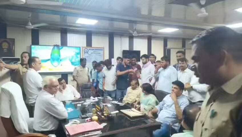 छतरपुर।बुंदेलखंड युनिवर्सिटी में Nsui के छात्रों ने कुलपति के चेंबर में कुलपति को सुनाई खरी खोटी...