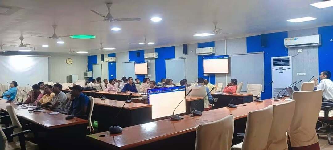 समस्तीपुर, दिनांक: 22 सितम्बर 2026
ग्रामीण विकास विभाग से e-Office प्रणाली की होगी शुरुआत, चरणबद्ध तरीके से सभी विभागों में होगा लागू
समस्तीपुर जिले में कार्यालयी कार्यों को अधिक पारदर्शी, त्वरित एवं पेपरलेस बनाने की दिशा में महत्वपूर्ण पहल करते हुए आज जिला ग्रामीण विकास अभिकरण (DRDA), समस्तीपुर के कार्यालय परिसर में e-Office प्रणाली के प्रभावी क्रियान्वयन हेतु एक दिवसीय प्रशिक्षण कार्यक्रम का आयोजन किया गया। कार्यक्रम का आयोजन उप विकास आयुक्त, समस्तीपुर के निर्देशानुसार किया गया।
प्रशिक्षण कार्यक्रम की अध्यक्षता उप विकास आयुक्त, समस्तीपुर श्री सूर्य प्रताप सिंह, भा०प्र०से० द्वारा की गई। इस अवसर पर उन्होंने कहा कि समस्तीपुर जिले में e-Office प्रणाली के कार्यान्वयन की शुरुआत सर्वप्रथम ग्रामीण विकास विभाग से की जाएगी। इसके पश्चात प्राप्त अनुभव एवं आवश्यक तकनीकी तैयारी के आधार पर चरणबद्ध तरीके से जिले के अन्य सभी विभागों एवं कार्यालयों में भी e-Office प्रणाली को लागू किया जाएगा।
उन्होंने कहा कि e-Office के माध्यम से कार्यालयों में संचिकाओं के ऑनलाइन संधारण एवं निष्पादन को बढ़ावा मिलेगा तथा कार्यों के निष्पादन में पारदर्शिता, जवाबदेही एवं समयबद्धता सुनिश्चित करने में सहायता मिलेगी। साथ ही, कागजी कार्यों में कमी आने से कार्यालयी प्रक्रियाएं अधिक सुव्यवस्थित एवं दक्ष बनेंगी।
प्रशिक्षण कार्यक्रम में जिला ग्रामीण विकास अभिकरण कार्यालय एवं जिला विकास शाखा, समस्तीपुर के सभी कर्मीगण उपस्थित रहे। इसके अतिरिक्त जिले के सभी प्रखंडों से संबंधित कर्मियों तथा प्रखंड विकास पदाधिकारियों द्वारा भी प्रशिक्षण में भाग लिया गया।
प्रशिक्षण श्री वैभव कुमार, प्रोजेक्ट इंजीनियर, सूचना प्रौद्योगिकी विभाग (e-Office), पटना द्वारा प्रदान किया गया। उनके द्वारा e-Office प्रणाली के विभिन्न तकनीकी पहलुओं, ऑनलाइन संचिका निर्माण एवं संचालन, संचिका के अग्रसारण, अनुमोदन तथा अन्य संबंधित प्रक्रियाओं के संबंध में विस्तृत जानकारी एवं व्यवहारिक प्रशिक्षण दिया गया।
इस अवसर पर NIC, समस्तीपुर की टीम द्वारा भी तकनीकी सहयोग प्रदान किया गया। प्रशिक्षण के दौरान प्रतिभागियों द्वारा e-Office से संबंधित प्रक्रियाओं एवं तकनीकी बिंदुओं पर जानकारी प्राप्त की गई तथा उनकी शंकाओं का समाधान किया गया।
जिला प्रशासन द्वारा e-Office प्रणाली के सफल क्रियान्वयन के लिए सभी संबंधित पदाधिकारियों एवं कर्मियों को आवश्यक प्रशिक्षण एवं तकनीकी सहयोग उपलब्ध कराने की दिशा में कार्य किया जा रहा है, ताकि जिले में कार्यालयी कार्यों का डिजिटल, पारदर्शी एवं समयबद्ध निष्पादन सुनिश्चित किया जा सके।
#eOffice #DigitalSamastipur #PaperlessOffice #DistrictAdministrationSamastipur #Samastipur #DigitalGovernance #CMSamrat #samratchoudhary #SamratChoudharybihar
Information & Public Relations Department, Government of Bihar