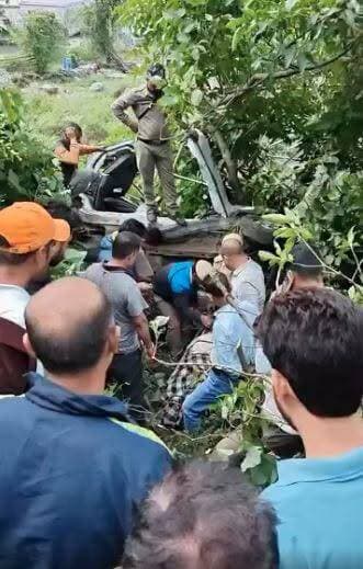 कुल्लू जिला के आनी में देर रात एक दर्दनाक सड़क हादसे में शादी समारोह से घर लौट रहे चार लोगों की मौत हो गई, जबकि एक शख्स गंभीर रूप से घायल हो गया। इस ट्रेजिक हादसे के बाद क्षेत्र में मातम छा गया है और खुशियां गम में बदल गई हैं। https://ewn24.in/ #ewn24news #choiceofhimachal #himachal #KulluNews #anni