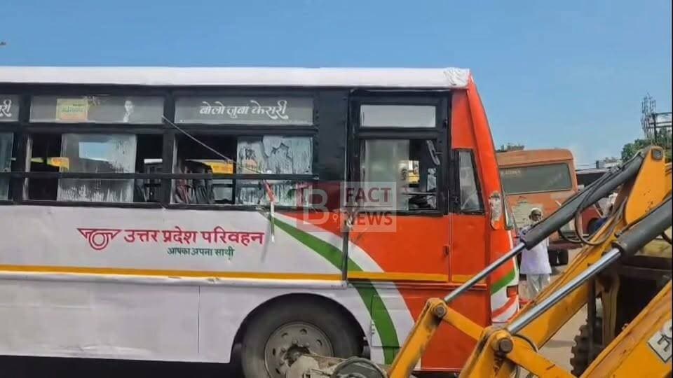 बहराइच रोडवेज बस स्टॉप पर उस वक्त हड़कंप मच गया, जब एक रोडवेज बस ड्राइवर द्वारा नगर पालिका परिषद बहराइच के कर्मचारी के साथ बदतमीजी और गाली-गलौज करने का मामला सामने आया।
इस घटना से आक्रोशित होकर नगर पालिका परिषद के कर्मचारियों का गुस्सा फूट पड़ा और उन्होंने अपने साथी कर्मचारी के साथ हुई अभद्रता के विरोध में अपनी सभी गाड़ियों को सड़क पर आड़ा-तिरछा खड़ा करके पूरी तरह चक्का जाम कर दिया।
प्रदर्शन कर रहे कर्मचारियों का स्पष्ट कहना था कि उनके साथी के साथ की गई बदतमीजी और गाली-गलौज को किसी भी कीमत पर बर्दाश्त नहीं किया जाएगा। सड़क पर नगर पालिका के वाहन खड़े होने के कारण यातायात पूरी तरह ठप हो गया और राहगीरों को भारी दिक्कतों का सामना करना पड़ा।
जाम और हंगामे की सूचना मिलते ही नगर पालिका परिषद बहराइच की अधिशासी अधिकारी (EO) प्रमिता सिंह और रोडवेज चौकी प्रभारी रवि यादव दलबल के साथ तुरंत मौके पर पहुंचे।
दोनों अधिकारियों ने उग्र कर्मचारियों से बातचीत की और मामला शांत कराने का प्रयास किया। अधिकारियों द्वारा दोषी बस ड्राइवर के खिलाफ सख्त कार्रवाई करने का ठोस आश्वासन दिया गया, जिसके बाद कर्मचारियों का आक्रोश शांत हुआ।
आश्वासन मिलने के बाद कर्मचारियों ने जाम समाप्त कर सड़क पर खड़ी अपनी गाड़ियों को हटाया, जिसके बाद क्षेत्र में यातायात पुनः सामान्य हो सका।