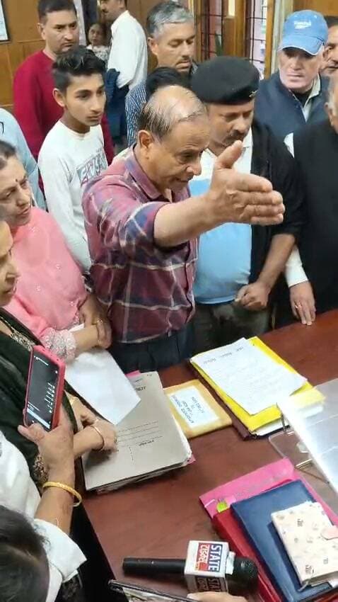 आवारा कुत्तों के आतंक पर फूटा जनता का गुस्सा, निगम CHO को घेरा