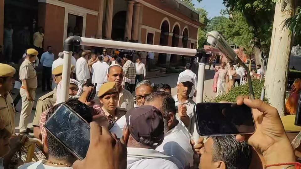 भाजपा और कोंग्रेस के नेता कार्यकर्ता उलझे..