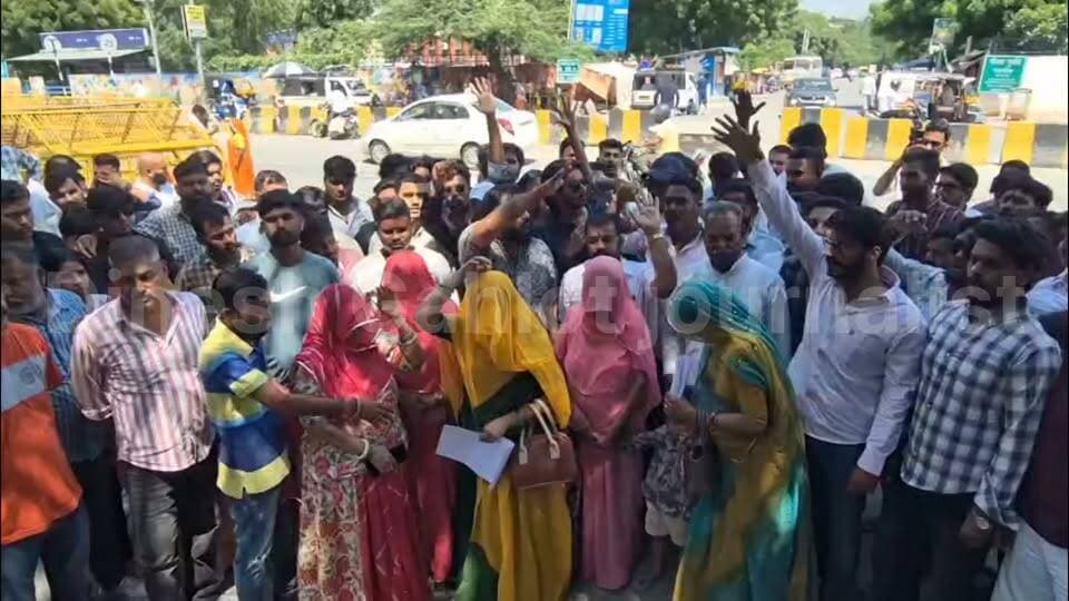 हाई सिक्योरिटी जेल प्रशासन पर 2 लाख रुपये रिश्वत मांगने का आरोप,धनसिंह की पत्नी रिंकु कंवर ने जिला पुलिस अधीक्षक को दी शिकायत,रिश्वत नहीं देने पर पति पर दोबारा जानलेवा हमला करवाने का लगाया आरोप,राजपूत समाज के लोगों के साथ SP कार्यालय पहुंचकर पति की सुरक्षा की लगाई गुहार,शिकायत में जेल प्रशासन के अधिकारियों व कर्मचारी पर लगाए गंभीर आरोप, निष्पक्ष जांच की मांग।।
#RajasthanNews #LatestNews #elections #ajmer