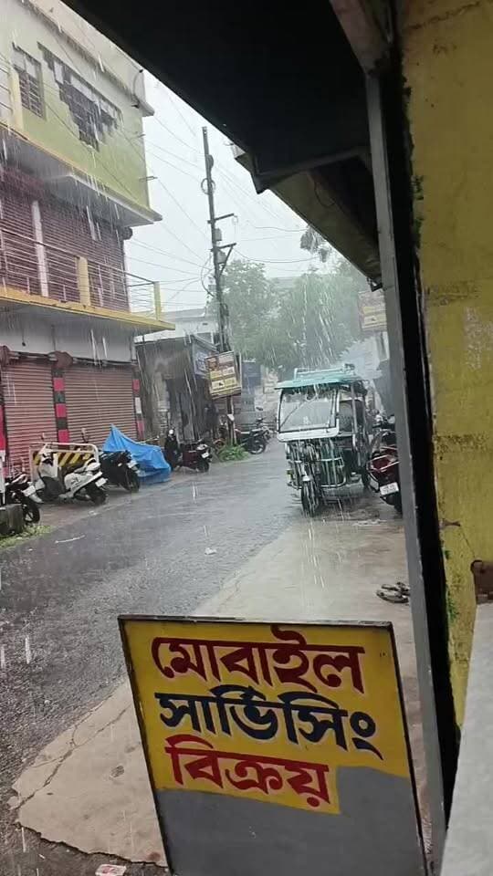 বোলপুরে ব্যাপক বৃষ্টি শুরু হয়েছে।