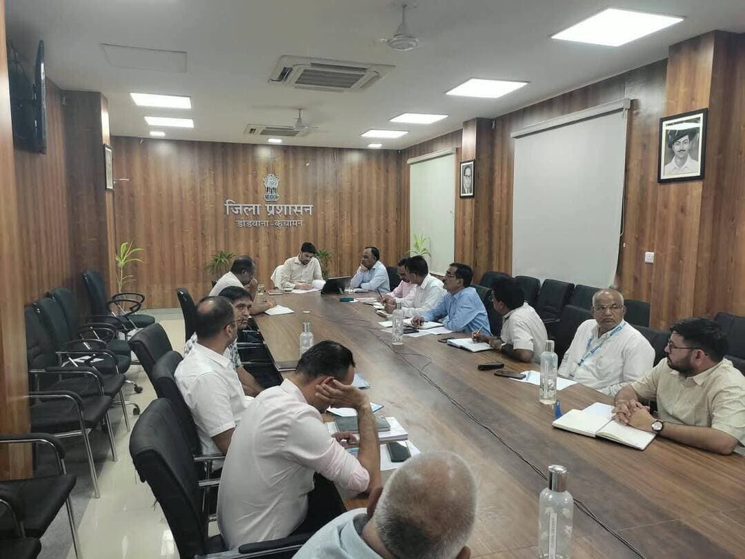 जिला कलक्टर की अध्यक्षता में वीसी के माध्यम से आयोजित हुई समीक्षा बैठक
संपर्क पोर्टल पर दर्ज प्रकरणों का गुणवत्तापूर्ण निस्तारण करने के दिये निर्देश
डीडवाना-कुचामन, 22 सितम्बर।
ग्रामीण क्षेत्रों में नागरिकों की समस्याओं से जुड़े परिवादों के निस्तारण की प्रगति एवं विकसित भारत- जन सेवा अभियान की प्रगति की समीक्षा के लिए वीसी के माध्यम से बैठक का आयोजन मंगलवार को जिला कलक्टर अवधेश मीना की अध्यक्षता में कलेक्ट्रेट सभागार में हुआ।
बैठक में जिला कलक्टर ने ग्रामीण क्षेत्रों के संपर्क पोर्टल पर नागरिक सेवाओं यथा राजस्व कार्यों, विद्युत व पेयजल आपूर्ति,सड़क, पशुपालन सहित अन्य विभागों के दर्ज परिवादों के निस्तारण की प्रगति की समीक्षा की और लंबित परिवादों का गुणवत्ता पूर्ण निस्तारण सुनिश्चित करने के निर्देश दिए।
इस दौरान उन्होंने सभी अधिकारियों को परिवादों की नियमित रूप मॉनिटरिंग करने एवं परिवादों का संतुष्टिपूर्ण निस्तारण करने के लिए निर्देशित किया।
बैठक में अतिरिक्त जिला कलक्टर रतन कुमार ने विकसित भारत- जन सेवा अभियान के तहत आयोजित हो रहे सेवा सेतु अभियान के शिविरों और अन्य गतिविधियों की प्रगति से अवगत करवाया और आवश्यक कार्य प्रगति सुनिश्चित करने के निर्देश दिए।
इस दौरान बैठक में विद्युत विभाग के अधीक्षण अभियंता एफ आर मीणा, सार्वजनिक निर्माण विभाग के अधीक्षण अभियंता फूल सिंह, जलदाय विभाग के अधिशाषी अभियंता अजीत सिंह, गिरिराज चौधरी, जिला शिक्षा अधिकारी अजीत सिंह सहित अन्य संबंधित विभागों के अधिकारी मौजूद रहे तथा सभी ब्लॉक स्तरीय अधिकारी वीसी के माध्यम से जुड़े।
