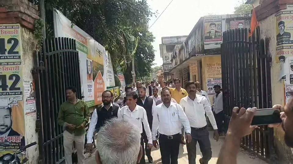 #प्रतापगढ़ पुलिस कस्टडी में युवक की मौत के बाद अधिवक्ता हुए आक्रोशित अधिवक्ताओं के विरोध के चलते पट्टी कोतवाली गेट पर पुलिस कर्मियों ने जड़ा ताला। अधिवक्ताओं ने तहसील के साथ रजिस्ट्री कार्यालय को भी कराया गया बंद, पुलिस प्रशासन मुर्दाबाद के लगे नारे पट्टी कोतवाल को गिरफ्तार करो, मुकदमा दर्ज कर भेजो जेल।
को ट्रैफिक रविंद्र प्रताप सिंह थाना अध्यक्ष फतनपुर मनोज तोमर समेत भारी पुलिस बल कोतवाली गेट पर तैनात