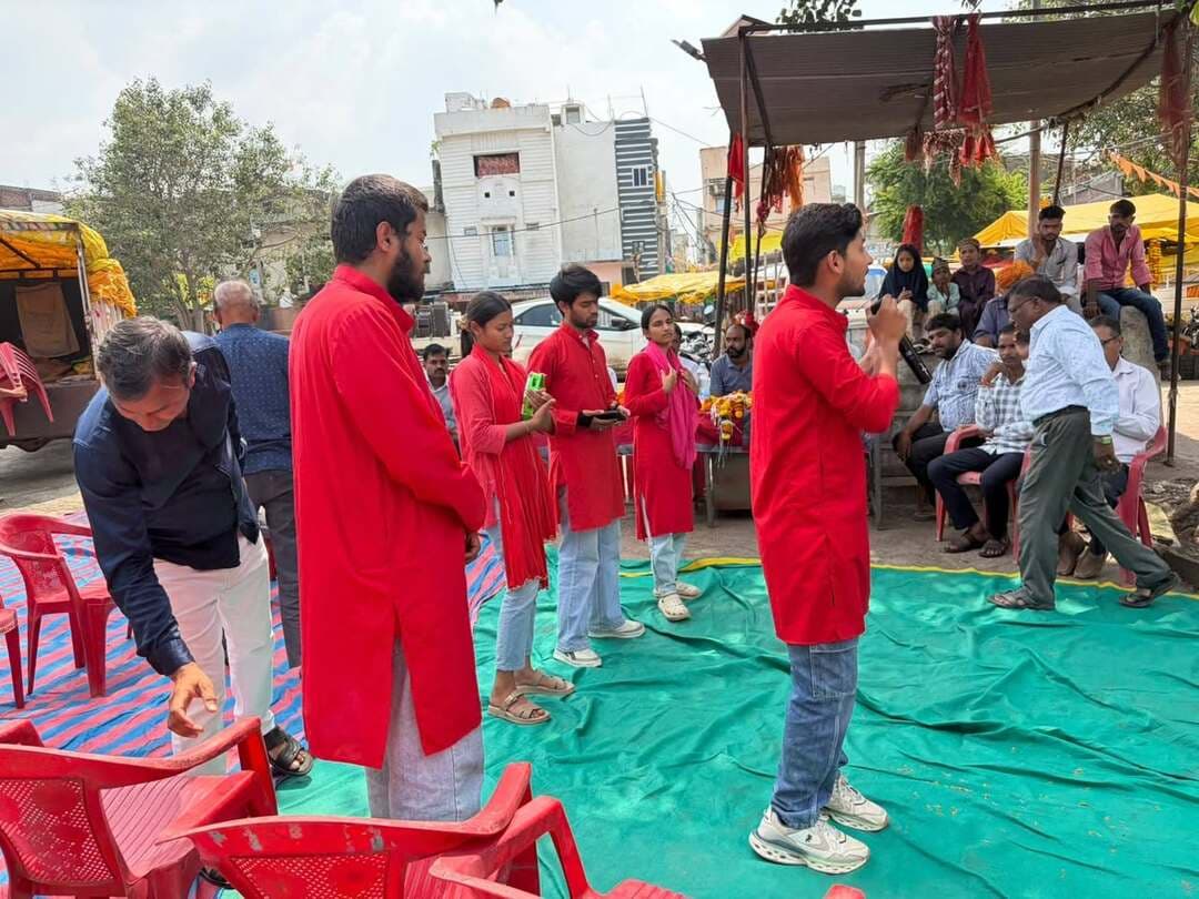 #नमो_सेवा_अभियान | #अनकही_कहानी
सेवा संकल्प अभियान के तहत ग्राम पंचायत मुख्यालय मोड़ी एवं डोंगरगांव में ‘नमो सेवा अभियान’ एवं ‘अनकही कहानी’ कार्यक्रम अंतर्गत नुक्कड़ नाटक का आयोजन किया गया।
संस्कृति विभाग के मार्गदर्शन में श्री विकास चौहान के नेतृत्व में श्री श्लोक सामाजिक एवं संस्कृत संस्थान, उज्जैन के कलाकारों ने नुक्कड़ नाटक के माध्यम से प्रधानमंत्री श्री नरेंद्र मोदी के 25 वर्षों की जनसेवा की उपलब्धियों एवं अनकही कहानियों को रोचक एवं आकर्षक ढंग से प्रस्तुत किया।
कार्यक्रम में बड़ी संख्या में ग्रामीणजन उपस्थित रहे और कलाकारों की प्रस्तुति का आनंद लिया।
#सेवा_संकल्प_अभियान #SevaSankalpAbhiyan #AgarMalwa
