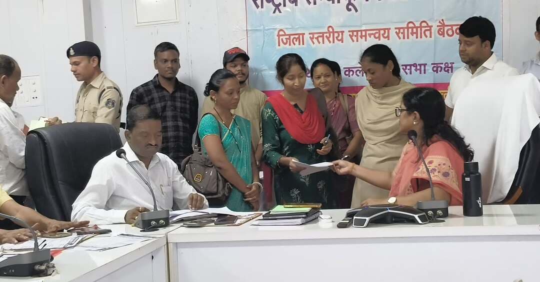 कलेक्टर श्रीमती जयश्री जैन ने जनदर्शन में सुनी आमजनों की विभिन्न समस्याएं
जनदर्शन के आवेदनों का पूरी गंभीरता से निराकरण करे विभागीय अधिकारी - कलेक्टर
आज जनदर्शन में कुल 58 आवेदन हुए प्राप्त
#जनदर्शन
#saktidist
#sakti
#