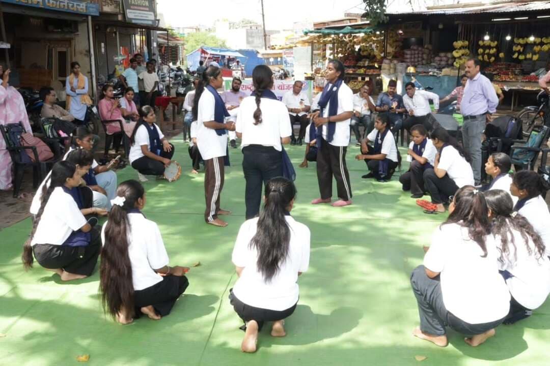सेवा संकल्प अभियान: 2026
सेवा संकल्प अभियान अंतर्गत नुक्कड़ नाटक के माध्यम से विद्यार्थियों ने शासकीय योजनाओं की दी जानकारी
नया बाराद्वार के अटल परिसर के पास राष्ट्रीय सेवा योजना के स्वयंसेवको ने किया प्रभावी मंचन
पीएम आवास, उज्ज्वला, फसल बीमा, महतारी वंदन व लखपति दीदी योजना सहित विभिन्न योजनाओं की नुक्कड़ नाटक के माध्यम से दी जानकारी
#मेरेसपनोंकाभारत #MereSapnoKaBharat
#सेवा_संकल्प_अभियान #सेवा_की_कहानी #SevaSankalpAbhiyan SevaSankalp JanSeva JanBhagidari ViksitChhattisgarh SevaSeVikas sevasankalpabhiyan vishnubhaiya