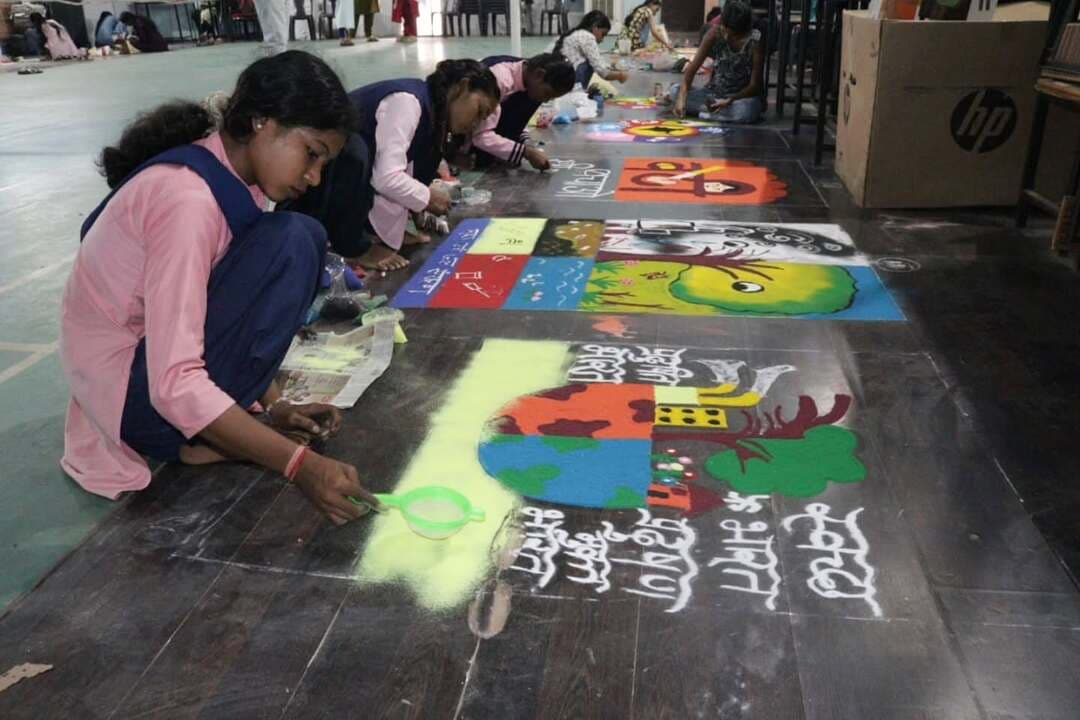 रंगोली प्रतियोगिता के माध्यम से छात्राओं ने दिया जनकल्याणकारी योजनाओं का संदेश
शासकीय नवीन कन्या महाविद्यालय सक्ती में सेवा संकल्प अभियान के अंतर्गत कार्यक्रम आयोजित
#MereSapnoKaBharat
#सेवा_संकल्प_अभियान #सेवा_की_कहानी #SevaSankalpAbhiyan SevaSankalp