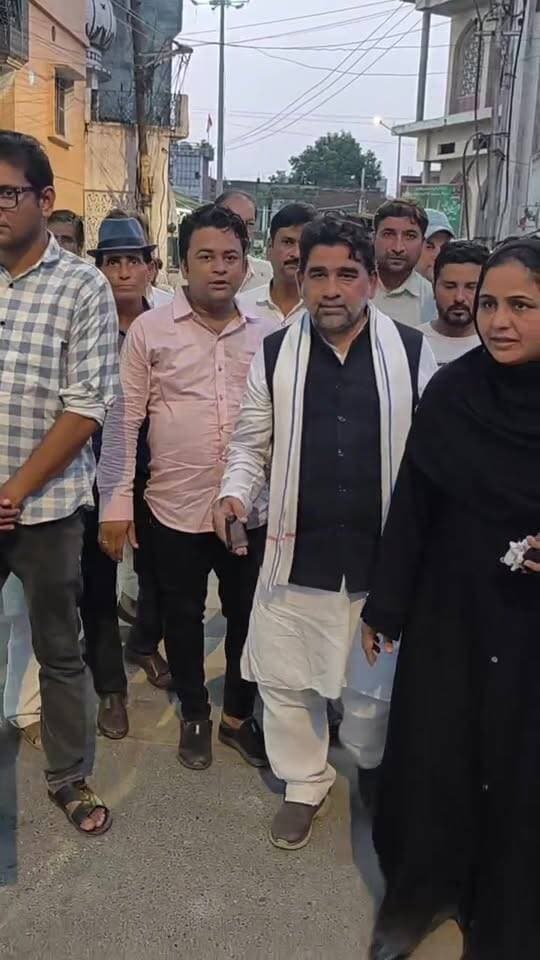 Rampur News | नगर पालिका अध्यक्ष सना खानम और मामून शाह खान रिक्शा से जाते हुए
#RanpurNews
