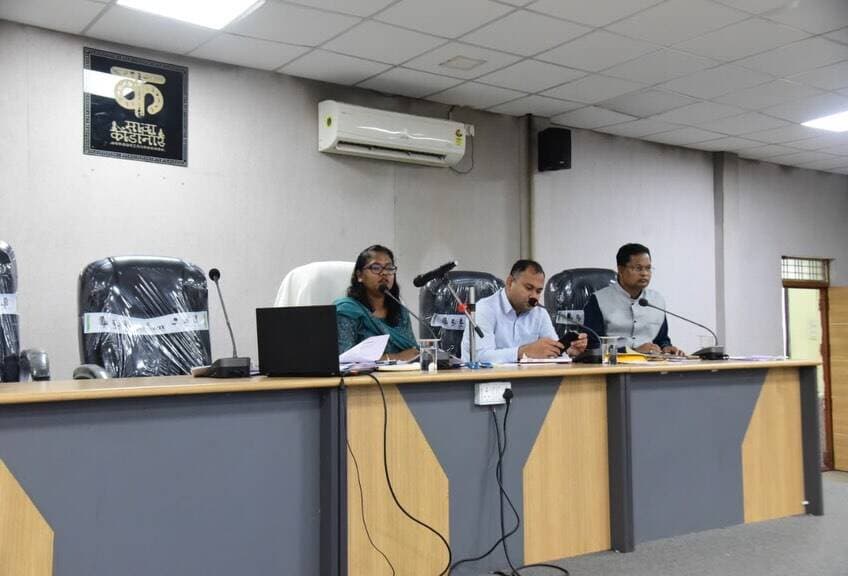 कलेक्टर ने समय-सीमा बैठक में योजनाओं एवं निर्माण कार्यों की समीक्षा की
कलेक्टर श्रीमती नुपूर राशि पन्ना ने साप्ताहिक समय-सीमा बैठक में शासकीय योजनाओं के क्रियान्वयन, जनसमस्याओं के निराकरण एवं विभिन्न निर्माण कार्यों की प्रगति की समीक्षा की।
🔹 सेवा संकल्प अभियान के तहत ‘सेवा मेरा योगदान’ गतिविधियों के आयोजन के लिए आवश्यक तैयारियों के निर्देश
🔹 मुख्यमंत्री हेल्पलाइन, सेवा सेतु एवं सीपीग्राम के आवेदनों का समयबद्ध निराकरण
🔹 ‘बस्तर मुन्ने’ पोर्टल पर हितग्राहियों की अद्यतन जानकारी दर्ज करने के निर्देश
🔹 राशन दुकानों में समय पर खाद्यान्न उपलब्ध कराने पर जोर
🔹 स्वास्थ्य केन्द्रों, महतारी सदन एवं अन्य निर्माण कार्यों को समयबद्ध एवं गुणवत्तापूर्ण पूरा करने के निर्देश
🔹 टीबी जांच में तेजी एवं आयुष्मान कार्ड निर्माण शीघ्र पूर्ण करने के निर्देश
🔹 जिले में प्रत्येक माह रोजगार मेला आयोजित करने के निर्देश
🔹 एग्रीस्टैक, पीएम किसान, पीएम आवास, पीएम सूर्य घर, श्रम पंजीयन एवं मत्स्य संपदा योजना की समीक्षा
सेवा_संकल्प_अभियान SevaSankalpAbhiyan SevaSankalp JanSeva JanBhagidari ViksitChhattisgarh SevaSeVikas आशीर्वाद_का_दीया