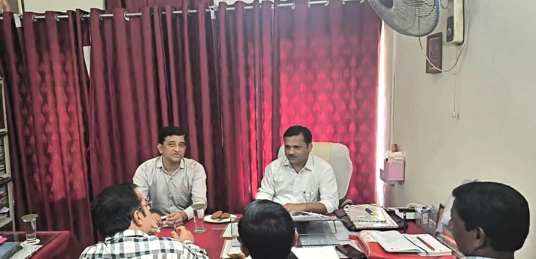 म.प्र. जन अभियान परिषद की जिला स्तरीय समीक्षा बैठक सम्पन्न
सेवा संकल्प अभियान के प्रभावी क्रियान्वयन में जन अभियान परिषद की महत्वपूर्ण भूमिका – श्री रवि वर्मन
============================================================
मध्यप्रदेश जन अभियान परिषद के संभाग समन्वयक श्री रवि वर्मन की उपस्थिति में जिला कार्यालय, जन अभियान परिषद छिंदवाड़ा में आज जिला स्तरीय समीक्षा बैठक आयोजित की गई। बैठक में जिले के सभी विकासखंडों की गतिविधियों एवं प्रगति की विस्तृत समीक्षा की गई।
समीक्षा के दौरान संभाग समन्वयक श्री वर्मन ने सेवा संकल्प अभियान के अंतर्गत संचालित किए जाने वाले कार्यों को अत्यंत महत्वपूर्ण बताते हुए कहा कि मध्यप्रदेश शासन द्वारा जन अभियान परिषद को महत्वपूर्ण जिम्मेदारियां सौंपी गई हैं, जिनके प्रभावी क्रियान्वयन में परिषद की भूमिका अहम है। उन्होंने स्वच्छता अभियान, जल संरक्षण, शासन की जनकल्याणकारी योजनाओं के प्रचार-प्रसार, नशा मुक्ति अभियान, मतदाता जागरूकता, शिक्षा एवं स्वास्थ्य जैसे विषयों पर निर्धारित कैलेंडर के अनुसार गतिविधियों का संचालन सुनिश्चित करने के निर्देश दिए।
बैठक में जिला समन्वयक श्री अखिलेश जैन ने जिले में संचालित विभिन्न गतिविधियों की जानकारी प्रस्तुत की। उन्होंने नवांकुर संस्थाओं, ग्राम विकास प्रस्फुटन समितियों तथा मुख्यमंत्री सामुदायिक नेतृत्व क्षमता विकास पाठ्यक्रम के अंतर्गत परामर्शदाताओं द्वारा किए जा रहे कार्यों का प्रस्तुतीकरण करते हुए उपलब्धियों एवं आगामी कार्ययोजना से अवगत कराया।
इस अवसर पर सभी विकासखंड समन्वयकों ने अपने-अपने विकासखंडों में संचालित गतिविधियों एवं कार्यक्रमों की जानकारी प्रस्तुत की। बैठक में विकासखंड समन्वयक श्री संजय बामने, श्री संजीव भावरकर, सुश्री अफसा खान, श्रीमती ललिता कुशरे, सुश्री वंदना राकेशिया, श्री अनिल बोबड़े, श्री दीपक गेडाम, श्री भवानी कुमरे, श्री आशीष नेमा, श्री हरीश वेलबंशी, सुश्री अंशु जायसवाल तथा श्री धीरज सहित अन्य पदाधिकारी उपस्थित थे।
#सेवा_संकल्प_अभियान
#SevaSankalpAbhiyan
#procwa #छिन्दवाड़ा
#JansamparkMP
CM Madhya Pradesh
Jansampark Madhya Pradesh