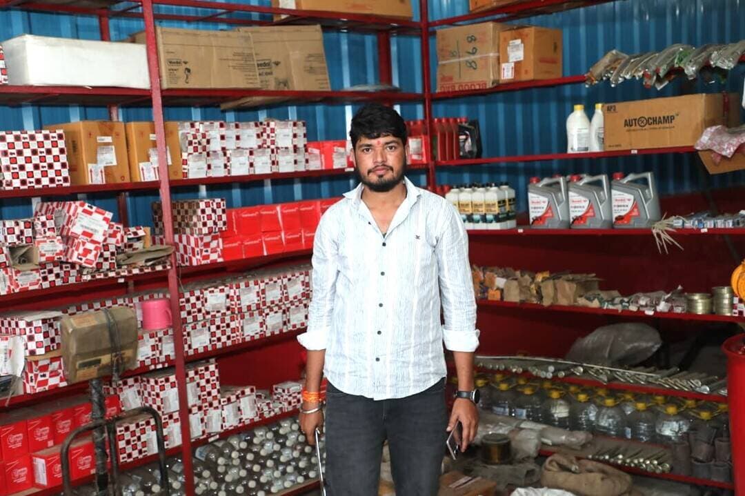 #कहानी_बदलाव_की
मुख्यमंत्री पिछड़ा वर्ग तथा अल्पसंख्यक उद्यम योजना से साकार हुआ राहुल लोखंडे का उद्यमी बनने का सपना
शिक्षा, संकल्प और शासकीय सहयोग ने दी सफलता की नई पहचान
===========================================================
छिंदवाड़ा जिले की मोहखेड़ तहसील के ग्राम पालामऊ निवासी 30 वर्षीय श्री राहुल लोखंडे की सफलता की कहानी इस बात का जीवंत उदाहरण है कि यदि युवा अपने लक्ष्य के प्रति समर्पित हों और उन्हें शासन की योजनाओं का सहयोग मिल जाए, तो वे न केवल आत्मनिर्भर बन सकते हैं, बल्कि दूसरों के लिए भी रोजगार के अवसर सृजित कर सकते हैं। आज राहुल एक सफल उद्यमी के रूप में अपनी पहचान बना चुके हैं, लेकिन उनकी यह यात्रा निरंतर सीखने, आगे बढ़ने और कुछ नया करने की सोच से शुरू हुई थी।
बी.ए. एवं एलएलबी की शिक्षा प्राप्त करने वाले श्री राहुल लोखंडे हमेशा से चाहते थे कि वे ऐसा कार्य करें, जिससे न केवल उनका भविष्य मजबूत हो, बल्कि समाज और क्षेत्र के लोगों को भी लाभ मिले। शिक्षा पूरी करने के बाद वे अपने परिवार के साथ कृषि कार्यों में सहयोग करते रहे और खेती-किसानी से जुड़ी आवश्यकताओं एवं किसानों की समस्याओं को नजदीक से समझा। इसी दौरान उनके मन में स्वरोजगार के माध्यम से कुछ नया करने और क्षेत्र के किसानों को बेहतर सेवाएं उपलब्ध कराने का विचार विकसित हुआ। उन्हें विश्वास था कि स्वरोजगार के माध्यम से वे अपनी क्षमताओं का बेहतर उपयोग कर सकते हैं। इसी सोच के साथ उन्होंने व्यवसाय शुरू करने की योजना बनाई, लेकिन इसके लिए आवश्यक पूंजी की आवश्यकता थी।
"सपनों को मंजिल तक पहुंचाने के लिए केवल मेहनत ही नहीं, सही अवसर और सही मार्गदर्शन भी उतना ही जरूरी होता है।"
इसी दौरान उन्हें मुख्यमंत्री पिछड़ा वर्ग तथा अल्पसंख्यक उद्यम योजना की जानकारी प्राप्त हुई। योजना ने उनके सपनों को साकार करने का मार्ग प्रशस्त किया। उन्होंने योजना के तहत आवेदन किया और मध्यप्रदेश ग्रामीण बैंक, चंदनगांव शाखा से 2 लाख रुपये की वित्तीय सहायता प्राप्त की। यह सहायता उनके लिए एक नई शुरुआत का आधार बनी और उन्होंने पूरे आत्मविश्वास के साथ अपने उद्यम की नींव रखी।
‘त्रिशूल ट्रेडर्स’ बना किसानों और ग्राहकों के भरोसे का केंद्र - प्राप्त वित्तीय सहायता का उपयोग करते हुए राहुल लोखंडे ने नागपुर रोड, चंदनगांव में ‘त्रिशूल ट्रेडर्स’ नाम से स्पेयर पार्ट्स एवं सर्विस सेंटर की स्थापना की। उनके प्रतिष्ठान में विभिन्न कंपनियों के ट्रैक्टर एवं रोटोवेटर की सर्विसिंग तथा स्पेयर पार्ट्स उपलब्ध कराए जाते हैं। कृषि प्रधान क्षेत्र होने के कारण किसानों को गुणवत्तापूर्ण सेवाओं की आवश्यकता रहती है और राहुल ने इसी आवश्यकता को अवसर में बदलते हुए अपने व्यवसाय को आगे बढ़ाया।
व्यवसाय के शुरुआती दिनों में उन्होंने ग्राहकों का विश्वास जीतने के लिए पूरी मेहनत और ईमानदारी के साथ कार्य किया। बेहतर सेवा, समय पर उपलब्धता और गुणवत्ता के प्रति प्रतिबद्धता ने उन्हें क्षेत्र में अलग पहचान दिलाई। धीरे-धीरे उनके प्रतिष्ठान की पहचान बढ़ती गई और आज ‘त्रिशूल ट्रेडर्स’ स्थानीय स्तर पर एक भरोसेमंद नाम बन चुका है।
स्वरोजगार से आत्मनिर्भरता की ओर- श्री राहुल लोखंडे बताते हैं कि किसी भी युवा के लिए स्वयं का व्यवसाय स्थापित करना केवल आर्थिक उपलब्धि नहीं, बल्कि आत्मविश्वास और आत्मनिर्भरता की दिशा में एक महत्वपूर्ण कदम होता है। आज वे अपने व्यवसाय से प्रतिमाह लगभग 40 से 50 हजार रुपये का लाभ अर्जित कर रहे हैं। इससे उनके परिवार की आर्थिक स्थिति मजबूत हुई है और भविष्य के प्रति उनका विश्वास भी बढ़ा है।
दूसरों के लिए भी बने रोजगार के माध्यम- श्री राहुल लोखंडे की सफलता केवल व्यक्तिगत उपलब्धि तक सीमित नहीं है। उनके द्वारा स्थापित व्यवसाय आज अन्य लोगों के लिए भी रोजगार का साधन बन चुका है। वर्तमान में उनके प्रतिष्ठान में 4 से 5 लोगों को रोजगार प्राप्त हो रहा है। इससे स्थानीय स्तर पर रोजगार के अवसर बढ़े हैं और कई परिवारों को आजीविका का आधार मिला है। यह उपलब्धि दर्शाती है कि शासकीय योजनाओं के माध्यम से स्थापित छोटे-छोटे उद्यम भी स्थानीय अर्थव्यवस्था को मजबूत बनाने और रोजगार सृजन में महत्वपूर्ण भूमिका निभा सकते हैं।
युवाओं के लिए प्रेरणा बनी सफलता की कहानी- श्री राहुल लोखंडे का कहना है कि मुख्यमंत्री पिछड़ा वर्ग तथा अल्पसंख्यक उद्यम योजना से मिली आर्थिक सहायता उनके लिए अत्यंत महत्वपूर्ण साबित हुई। इस सहयोग ने उन्हें अपने सपनों को वास्तविक रूप देने का अवसर प्रदान किया। आज वे अपने व्यवसाय को और आगे बढ़ाने तथा अधिक लोगों को रोजगार उपलब्ध कराने के उद्देश्य से कार्य कर रहे हैं।
श्री लोखंडे प्रधानमंत्री श्री नरेंद्र मोदी एवं मुख्यमंत्री डॉ. मोहन यादव के प्रति आभार व्यक्त करते हुए कहते हैं कि शासन की स्वरोजगार एवं उद्यमिता प्रोत्साहन योजनाओं ने युवाओं को आत्मनिर्भर बनने का सशक्त अवसर प्रदान किया है। इन योजनाओं के माध्यम से उन्हें स्वयं का व्यवसाय स्थापित करने और सम्मानजनक आजीविका अर्जित करने का अवसर मिला है।
वे युवाओं से अपील करते हैं कि शासन द्वारा संचालित स्वरोजगार एवं उद्यमिता आधारित योजनाओं की जानकारी प्राप्त करें और उनका लाभ उठाकर आत्मनिर्भर बनने की दिशा में कदम बढ़ाएं। उनके अनुसार सही योजना, दृढ़ इच्छाशक्ति और निरंतर मेहनत सफलता की मजबूत आधारशिला बन सकती है।
योजना ने सपनों को दी नई उड़ान - मुख्यमंत्री पिछड़ा वर्ग तथा अल्पसंख्यक उद्यम योजना ऐसे युवाओं के लिए आशा की किरण बनकर उभर रही है, जो स्वयं का व्यवसाय स्थापित कर आत्मनिर्भर बनना चाहते हैं। श्री राहुल लोखंडे की कहानी इस योजना के सकारात्मक प्रभाव का उत्कृष्ट उदाहरण है। शासकीय सहयोग, शिक्षा और परिश्रम के समन्वय से उन्होंने अपने सपनों को साकार किया है और आज वे न केवल एक सफल उद्यमी हैं, बल्कि अनेक युवाओं के लिए प्रेरणास्रोत भी बन चुके हैं।
PMO India Dr Mohan Yadav
CM Madhya Pradesh
#सेवा_संकल्प_अभियान
#SevaSankalpAbhiyan
#procwa #छिन्दवाड़ा
#JansamparkMP
Jansampark Madhya Pradesh
