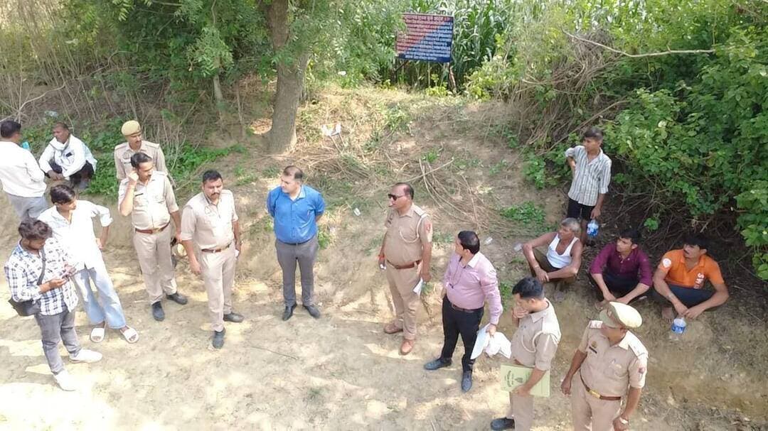 गैंगस्टर एक्ट के आरोपी की पत्नी के नाम दर्ज 28.66 लाख की कृषि भूमि कुर्क
जिलाधिकारी के आदेश पर तहसीलदार सदर के नेतृत्व में हुई कार्रवाई, 0.411 हेक्टेयर भूमि पर प्रशासन ने लिया कब्जा
कासगंज। गैंगस्टर एक्ट के एक मामले में जिलाधिकारी न्यायालय के आदेश के अनुपालन में प्रशासन ने बड़ी कार्रवाई करते हुए अभियुक्त पप्पन उर्फ अभय उर्फ ओमवीर की पत्नी आकांक्षा के नाम दर्ज दो कृषि भूमि को कुर्क कर लिया। कुर्क की गई भूमि की कुल बाजारू कीमत करीब 28 लाख 66 हजार 600 रुपये बताई गई है।
यह कार्रवाई मु.अ.सं. 01/2026, धारा 2/3 गैंगस्टर एक्ट, थाना ढोलना से संबंधित मामले में की गई। जिलाधिकारी कासगंज के न्यायालय में वाद संख्या 447/2026 एवं कम्प्यूटरीकृत वाद संख्या D202618750000447 में पारित आदेश दिनांक 23 मई 2026 के अनुपालन में धारा 14(1) गैंगस्टर एक्ट के तहत संपत्ति कुर्क की गई।
दो स्थानों पर स्थित कृषि भूमि हुई कुर्क
प्रशासन के अनुसार ग्राम कानरखेड़ा में गाटा संख्या 521 में 0.186 हेक्टेयर तथा गाटा संख्या 522 में 0.328 हेक्टेयर भूमि में से आधा हिस्सा, कुल 0.257 हेक्टेयर, आकांक्षा के नाम दर्ज था। यह भूमि विलेख संख्या 46/13 दिनांक 13 मई 2022 के माध्यम से खरीदी गई थी। इसकी अनुमानित बाजारू कीमत करीब 16 लाख 66 हजार 600 रुपये बताई गई है।
वहीं ग्राम भरसोली मुस्तफाबाद, परगना बिलराम, तहसील व जिला कासगंज स्थित गाटा संख्या 174 में 0.154 हेक्टेयर कृषि भूमि भी कुर्क की गई। यह भूमि विलेख संख्या 75/94 दिनांक 9 अगस्त 2021 के माध्यम से खरीदी गई थी, जिसकी बाजारू कीमत करीब 12 लाख रुपये बताई गई है।
इस प्रकार दोनों स्थानों की कुर्क की गई कृषि भूमि का कुल रकबा 0.411 हेक्टेयर है, जिसकी कुल अनुमानित बाजारू कीमत करीब 28.66 लाख रुपये है।
तहसीलदार होंगे संपत्ति के रिसीवर
प्रशासन की ओर से बताया गया कि कुर्क की गई कृषि भूमि के रिसीवर तहसीलदार सदर कासगंज होंगे। कार्रवाई के दौरान नियमानुसार मुनादी कराई गई। साथ ही सुरक्षा एवं निगरानी के लिए ड्रोन कैमरे से हवाई निगरानी भी की गई।
प्रशासन के अनुसार उक्त संपत्तियां अभियुक्त द्वारा अवैध रूप से अर्जित धनराशि से अपनी पत्नी आकांक्षा के नाम खरीदे जाने का आरोप है। इसी आधार पर इन्हें गैंगस्टर एक्ट की धारा 14(1) के तहत कुर्क किया गया है।
मामले की विवेचना प्रभारी निरीक्षक, कोतवाली कासगंज द्वारा की जा रही है।