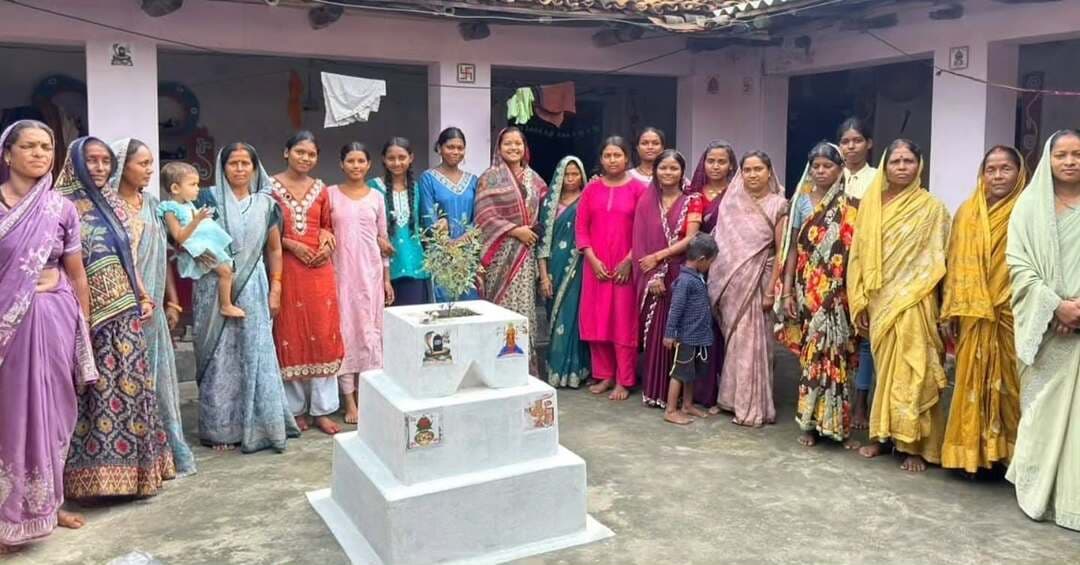 सेवा संकल्प अभियान के तहत मंत्री श्रीमती लक्ष्मी राजवाड़े ने महिलाओं से संवाद कर महतारी वंदन एवं प्रधानमंत्री मातृ वंदना योजना के लाभ और उनके अनुभव जाने।
योजनाओं से मिला आर्थिक संबल, बढ़ा आत्मविश्वास।
#सेवा_संकल्प_अभियान #SevaSankalpAbhiyan #SevaSankalp #JanSeva #JanBhagidari
@chhattisgarhcmo @wcd_cg @dpr.chhattisgarh @laxmirajwadeofficial @rena_jamil_ias