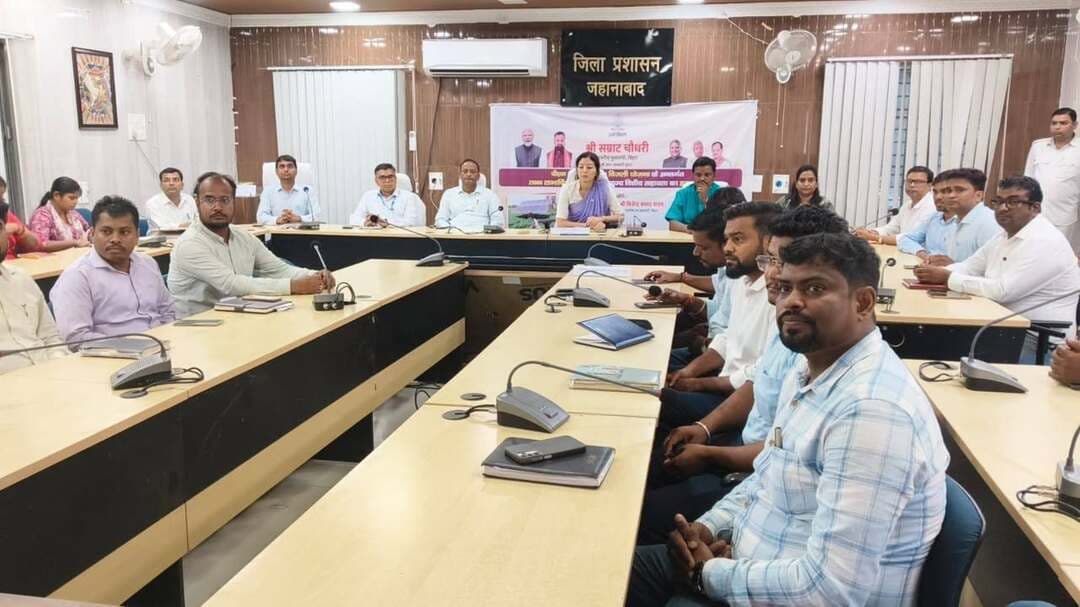 स्वास्थ्य सेवाओं में लापरवाही पर होगी जवाबदेही, संस्थागत प्रसव व टीकाकरण का लक्ष्य 100 प्रतिशत
जहानाबाद : स्वास्थ्य सेवाओं की गुणवत्ता और जवाबदेही को लेकर जिला पदाधिकारी छिरिंग वाई भूटिया ने स्वास्थ्य विभाग के अधिकारियों को कड़े निर्देश दिए हैं। सोमवार को समाहरणालय स्थित सभा कक्ष में आयोजित स्वास्थ्य विभाग की समीक्षा बैठक में OPD, IPD, सर्जरी, संस्थागत प्रसव, टीकाकरण, आयुष्मान भारत, डेंगू नियंत्रण और IDSP समेत विभिन्न स्वास्थ्य कार्यक्रमों की समीक्षा की गई।
OPD पंजीकरण में विलंब पाए जाने पर काको, मोदनगंज और सिकरिया के प्रभारी चिकित्सा पदाधिकारियों से स्पष्टीकरण लेने का निर्देश दिया गया। वहीं, Vital Records की ऑनलाइन प्रविष्टि कम पाए जाने पर घोसी, मखदुमपुर और रेफरल अस्पताल घोसी के संबंधित GNM/ANM से स्पष्टीकरण प्राप्त करने को कहा गया।
जिला पदाधिकारी ने सभी स्वास्थ्य संस्थानों में चिकित्सकों के OPD, IPD और सर्जरी के प्रदर्शन की प्रतिदिन समीक्षा करने का निर्देश सिविल सर्जन, प्रभारी अधीक्षक और संबंधित MOIC को दिया। सदर अस्पताल के सभी मेडिकल रिकॉर्ड को एक सप्ताह में संबंधित पोर्टल पर अपडेट करने को कहा गया। अस्पताल प्रबंधक को सेवाओं का दैनिक Gap Analysis Report तैयार कर प्रत्येक शाम संबंधित अधिकारियों के ग्रुप में साझा करने का निर्देश दिया गया।
डेंगू मरीजों का प्रतिदिन होगा फॉलोअप
डेंगू नियंत्रण की समीक्षा के दौरान VBDC को प्रत्येक डेंगू मरीज का Follow-up Card के माध्यम से प्रतिदिन अनुश्रवण करने और रिपोर्ट उपलब्ध कराने का निर्देश दिया गया। आयुष्मान भारत योजना के तहत निर्धारित मानकों के अनुरूप पैकेज आधारित उपचार सुनिश्चित करने को भी कहा गया।
संस्थागत प्रसव में कमी पर तय होगी जवाबदेही
सभी BCM को अपने क्षेत्र की कम प्रदर्शन करने वाली पांच ASHA कार्यकर्ताओं को चिह्नित कर स्पष्टीकरण लेने और प्रदर्शन में सुधार के लिए कार्रवाई करने का निर्देश दिया गया। क्षेत्र भ्रमण के दौरान GPS-tagged फोटो संबंधित ग्रुप में साझा करने को कहा गया। सभी BCM को 100 प्रतिशत संस्थागत प्रसव सुनिश्चित करने का निर्देश देते हुए कहा गया कि कमी पाए जाने पर संबंधित की जवाबदेही तय कर अनुशासनिक कार्रवाई की जाएगी।
मखदुमपुर के BCM को M-ASHA के लंबित अपडेट 24 घंटे के भीतर पूरा करने का निर्देश दिया गया। निर्धारित अवधि में कार्य पूरा नहीं होने पर आवश्यक कार्रवाई की चेतावनी दी गई।
टीकाकरण में 100 प्रतिशत कवरेज का निर्देश
सभी स्वास्थ्य संस्थानों में मानकों के अनुरूप Fire Safety Audit कराने और आवश्यकता के अनुसार Fire Safety NOC प्राप्त करने का निर्देश दिया गया। VPD Surveillance, Routine Immunization और District Task Force की समीक्षा के दौरान समयबद्ध व गुणवत्तापूर्ण रिपोर्टिंग के साथ 100 प्रतिशत टीकाकरण कवरेज सुनिश्चित करने को कहा गया।
IDSP में राज्य में प्रथम, टीम की सराहना
Integrated Disease Surveillance Programme (IDSP) की समीक्षा में जहानाबाद को राज्य स्तर पर प्रथम स्थान प्राप्त होने की जानकारी दी गई। इस उपलब्धि पर जिला पदाधिकारी ने स्वास्थ्य विभाग और IDSP टीम के कार्यों की सराहना की। उन्होंने नियमित और सटीक रिपोर्टिंग के साथ निगरानी व्यवस्था को प्रभावी बनाए रखने का निर्देश दिया।
बैठक के अंत में जिला पदाधिकारी ने सभी अधिकारियों और कर्मियों को जवाबदेही, समयबद्धता और गुणवत्तापूर्ण स्वास्थ्य सेवाओं को प्राथमिकता देने तथा लंबित कार्यों को निर्धारित समय-सीमा में पूरा करने का निर्देश दिया।