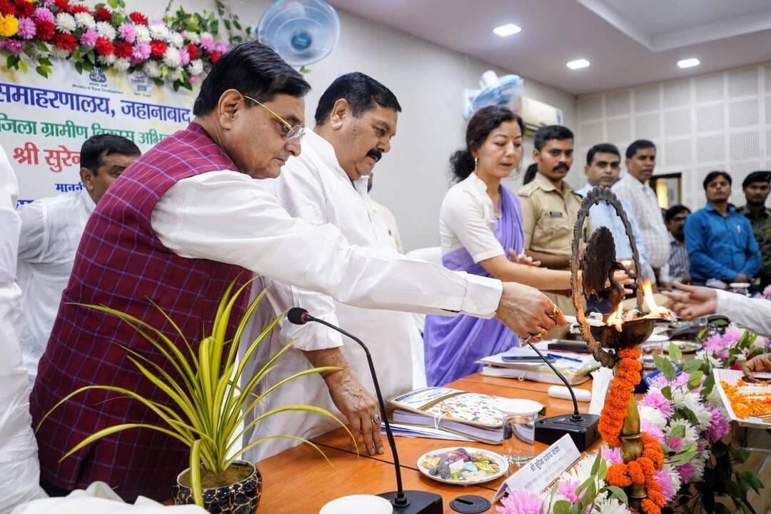 दिशा समिति की बैठक में विकास योजनाओं की प्रगति की समीक्षा, सांसद ने दिए आवश्यक निर्देश
जहानाबाद : जिला विकास समन्वय एवं निगरानी समिति (दिशा) की बैठक मंगलवार को समाहरणालय में सांसद-सह-अध्यक्ष सुरेन्द्र प्रसाद यादव की अध्यक्षता में हुई। बैठक में पिछली बैठक में दिए गए निर्देशों के अनुपालन के साथ जिले में संचालित विभिन्न विकास योजनाओं की विभागवार प्रगति की विस्तृत समीक्षा की गई।
बैठक की शुरुआत में जिलाधिकारी छिरिंग वाई भूटिया ने सांसद को पौधा एवं अंगवस्त्र भेंट कर स्वागत किया। उप विकास आयुक्त आदित्य कुमार पियूष ने विधान परिषद सदस्य अनिल कुमार, विधायक राहुल कुमार, मखदुमपुर विधायक सुबेदार दास, घोसी विधायक ऋतुराज कुमार एवं जिला परिषद अध्यक्ष अभिषेक रंजन का स्वागत किया। इसके बाद वंदे मातरम् एवं राष्ट्रगान का सामूहिक गायन हुआ। सांसद, जनप्रतिनिधियों, जिलाधिकारी एवं पुलिस अधीक्षक ने संयुक्त रूप से दीप प्रज्वलित कर बैठक की कार्यवाही शुरू की।
सर्वप्रथम पिछली बैठक के निर्देशों के अनुपालन की समीक्षा की गई। इसके बाद ग्रामीण कार्य, पथ निर्माण, पुल, भवन निर्माण, लोक स्वास्थ्य अभियंत्रण, बिजली, सिंचाई, ग्रामीण विकास, पंचायती राज, नगर निकाय, राजस्व, भू-अर्जन एवं योजना विभाग की योजनाओं की प्रगति पर चर्चा हुई।
शिक्षा, स्वास्थ्य, आईसीडीएस, आंगनबाड़ी, कल्याण, महिला विकास, बाल संरक्षण, सामाजिक सुरक्षा, दिव्यांगजन सशक्तीकरण, एससी-एसटी, पिछड़ा एवं अति पिछड़ा वर्ग तथा अल्पसंख्यक कल्याण से जुड़ी योजनाओं की भी समीक्षा की गई। कृषि, सहकारिता, खाद्य एवं आपूर्ति, पशुपालन, मत्स्य, उद्योग, श्रम, जीविका और बैंकिंग से संबंधित कार्यों की स्थिति भी जानी गई।
बैठक में परिवहन, आपदा प्रबंधन, खनन, ब्रेडा, पर्यटन, कला-संस्कृति, मद्य निषेध, नमामि गंगे समेत अन्य विभागों के कार्यों पर भी विचार-विमर्श हुआ। जनप्रतिनिधियों ने विभिन्न विभागों से जुड़ी समस्याओं और जनहित के मुद्दों को अधिकारियों के समक्ष रखा।
सांसद ने विभागवार समीक्षा के दौरान योजनाओं के प्रभावी क्रियान्वयन और लंबित कार्यों में तेजी लाने के निर्देश दिए। जिलाधिकारी ने भी जनप्रतिनिधियों द्वारा उठाए गए मामलों के निष्पादन के लिए संबंधित पदाधिकारियों को आवश्यक दिशा-निर्देश दिया।
बैठक में पुलिस अधीक्षक कोटा किरण कुमार, अपर समाहर्ता, उप विकास आयुक्त समेत सभी जिला स्तरीय पदाधिकारी उपस्थित थे।