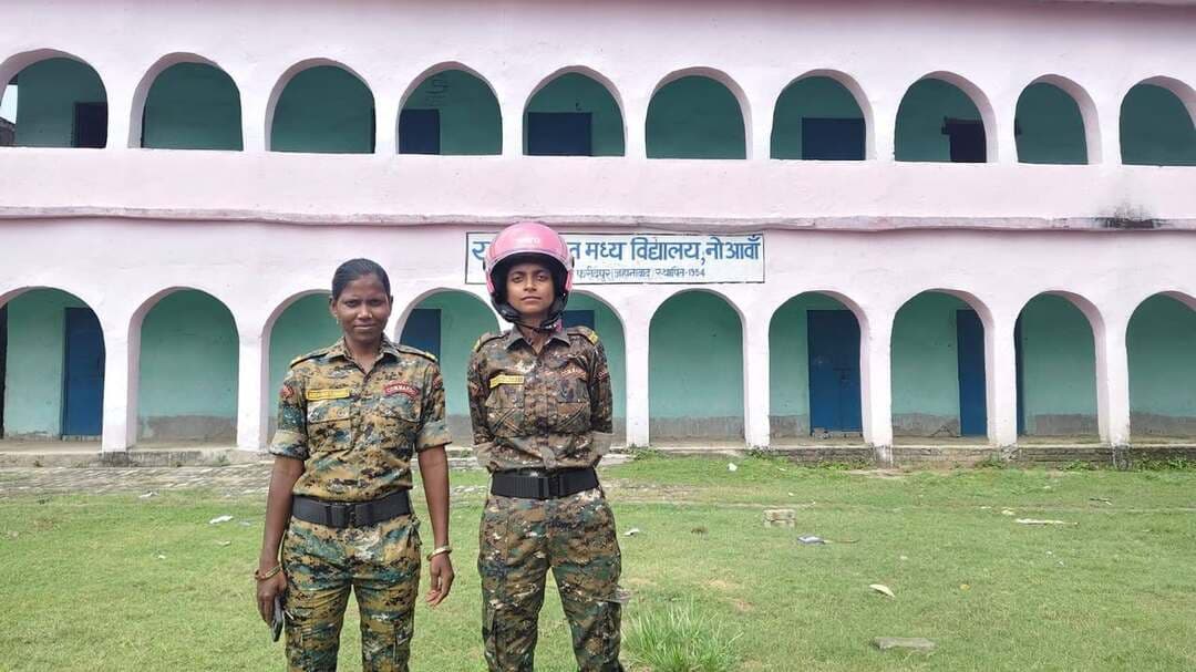 स्कूल-कॉलेजों में छात्राओं की सुरक्षा को लेकर सक्रिय ‘पुलिस दीदी’ टीम
जहानाबाद : छात्राओं की सुरक्षा को लेकर जहानाबाद पुलिस की ओर से ‘पुलिस दीदी’ पहल के तहत जिले के सभी थाना क्षेत्रों में लगातार निगरानी की जा रही है। स्कूलों और कॉलेजों में विशेष टीम के माध्यम से छात्राओं की सुरक्षा व्यवस्था पर नजर रखी जा रही है।
पुलिस का उद्देश्य छात्राओं को सुरक्षित, सम्मानजनक और भयमुक्त वातावरण उपलब्ध कराना है, ताकि वे बिना किसी संकोच के शिक्षा प्राप्त कर सकें और अपने लक्ष्य की ओर आगे बढ़ सकें। ‘पुलिस दीदी’ टीम के माध्यम से छात्राओं को सुरक्षा संबंधी जागरूकता के साथ-साथ किसी भी परेशानी की स्थिति में पुलिस से संपर्क करने के लिए प्रेरित किया जा रहा है।
पुलिस ने छात्राओं से अपील की है कि छेड़छाड़, असुरक्षा या किसी संदिग्ध गतिविधि की जानकारी मिलने पर तत्काल डायल-112, नजदीकी थाना या ‘पुलिस दीदी’ टीम को सूचना दें। पुलिस ने कहा है कि छात्राओं की सुरक्षा के लिए टीम लगातार सक्रिय है।