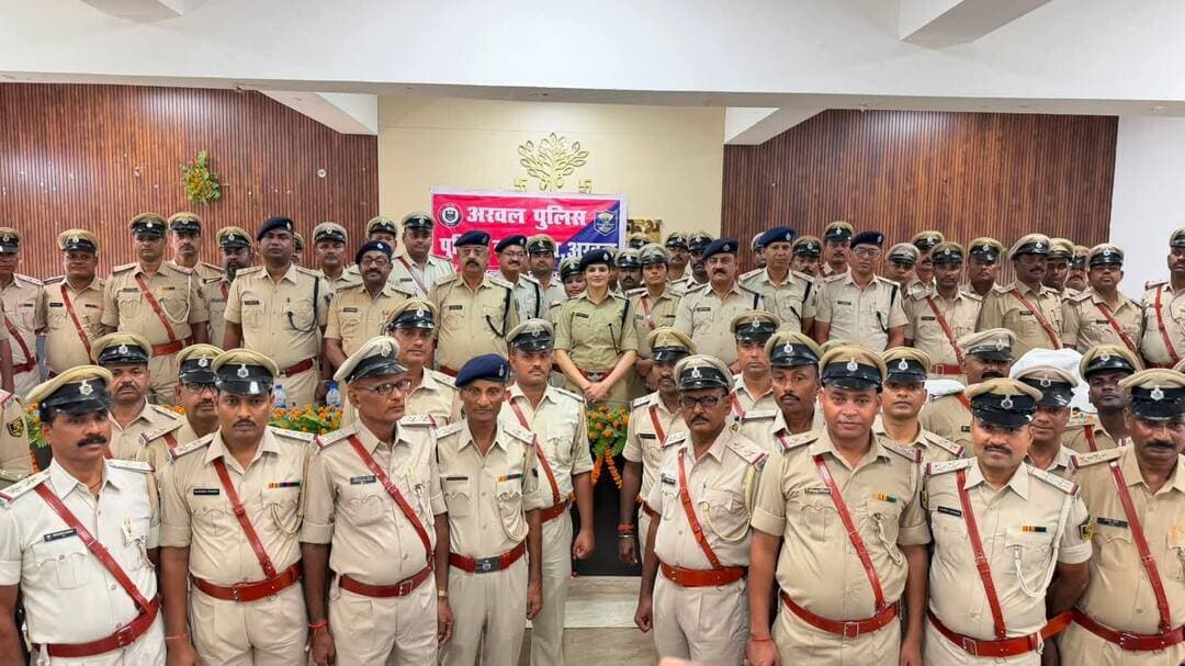 78 एएसआई बने दारोगा, पिपिंग सेरेमनी में एसपी ने कंधों पर सजाए दो सितारे
अरवल : पुलिस केंद्र अरवल में मंगलवार को पिपिंग सेरेमनी का आयोजन किया गया। समारोह में जिले के 78 सहायक अवर निरीक्षकों (एएसआई) को पदोन्नति देकर पुलिस अवर निरीक्षक (एसआई) बनाया गया। इस अवसर पर पुलिस अधीक्षक एवं पुलिस उपाधीक्षक (रक्षित) ने पदोन्नत पुलिस पदाधिकारियों के कंधों पर दो सितारे सजाकर उन्हें नए पद की जिम्मेदारी सौंपी।
पदोन्नति के बाद पुलिस अधीक्षक ने सभी नवपदोन्नत पुलिस पदाधिकारियों को उज्ज्वल भविष्य की शुभकामनाएं दीं। उन्होंने कहा कि नए पद के साथ जिम्मेदारियां भी बढ़ी हैं। सभी पदाधिकारी पूरी निष्ठा, ईमानदारी और जिम्मेदारी के साथ अपने कर्तव्यों का निर्वहन करें। पुलिस सेवा में अनुशासन और आम लोगों के प्रति संवेदनशीलता बनाए रखने के लिए भी प्रेरित किया गया।
पिपिंग सेरेमनी के दौरान नवपदोन्नत पुलिस पदाधिकारियों में खासा उत्साह और खुशी देखने को मिली। दो सितारे लगने के साथ ही उनके चेहरे पर पदोन्नति की खुशी साफ नजर आई। समारोह में पुलिस विभाग के अन्य पदाधिकारी एवं कर्मी भी मौजूद रहे।