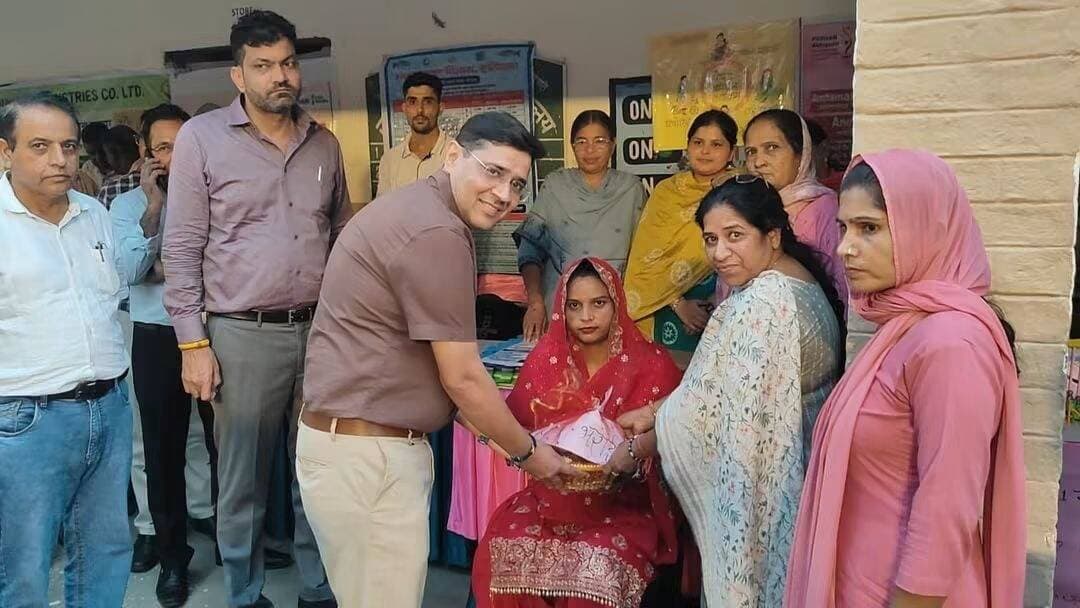 सेवा सेतु अभियान के तहत फतेहगढ़ तुम्बी में रात्रि विश्राम के दौरान आमजन से संवाद कर उनकी समस्याएं सुनीं।इस दौरान कई जनसमस्याओं का मौके पर ही समाधान किया गया, जबकि शेष समस्याओं के शीघ्र समाधान के लिए संबंधित अधिकारियों को आवश्यक दिशा-निर्देश दिए गए