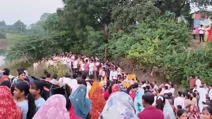 धूमधाम से मनाई जल झूलनी एकादशी, कंठाली नदी में हुआ जल झूलने का आयोजन
बोलिया। नगर में सोमवार, 22 सितंबर को जल झूलनी एकादशी का पर्व श्रद्धा और उत्साह के साथ धूमधाम से मनाया गया। इस अवसर पर श्री राम मंदिर से भगवान के वेवाणों की शोभायात्रा निकाली गई। बैंड-बाजों के साथ निकली शोभायात्रा में श्रद्धालु धार्मिक उत्साह के साथ शामिल हुए। शोभायात्रा नगर के प्रमुख मार्गों से होते हुए मेला मैदान के समीप स्थित कंठाली नदी पहुंची।
कंठाली नदी पर भगवान के वेवाणों को जल झुलाने की धार्मिक परंपरा श्रद्धापूर्वक निभाई गई। इस दौरान श्रद्धालुओं ने भगवान के दर्शन कर पूजा-अर्चना की तथा सुख-समृद्धि और खुशहाली की कामना की। जल झूलने की परंपरा के बाद सभी वेवाणों को मेला मैदान में लाया गया।
मेला मैदान में सभी वेवाणों की महाआरती की गई। महाआरती के दौरान बड़ी संख्या में श्रद्धालु उपस्थित रहे और भगवान के जयकारों से वातावरण भक्तिमय हो गया। महाआरती के पश्चात श्रद्धालुओं को प्रसाद वितरण किया गया। श्रद्धालुओं ने प्रसाद ग्रहण कर भगवान का आशीर्वाद लिया।
जल झूलनी एकादशी के आयोजन को लेकर नगर में दिनभर धार्मिक उत्साह बना रहा। शोभायात्रा, जल झूलने की परंपरा, महाआरती और प्रसाद वितरण के साथ धार्मिक आयोजन श्रद्धा एवं उल्लासपूर्वक संपन्न हुआ।
