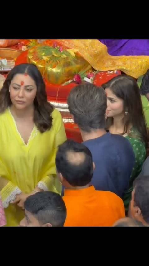লালবাগচা রাজার দর্শনে গিয়ে ম্যানেজার পূজা দদলানীর বাড়িয়ে দেওয়া ওড়নায় মুখ মুছলেন শাহরুখ খান; পাশে দাঁড়িয়েছিলেন স্ত্রী গৌরী ও কন্যা সুহানা।
#ShahRukhKhan #LalbaugchaRaja #GaneshUtsav #clicknbit #clicknbitnews