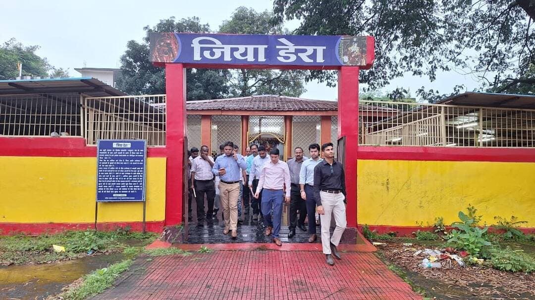 बस्तर दशहरा की तैयारियां तेज, प्रमुख स्थलों का निरीक्षण
कलेक्टर श्री आकाश छिकारा और पुलिस अधीक्षक श्री शलभ सिन्हा ने मंगलवार को बस्तर दशहरा पर्व से जुड़े प्रमुख स्थलों का संयुक्त निरीक्षण किया।
📍 सिरहासार
📍 काछनगुड़ी
📍 जिया डेरा
📍 माड़िया सराय
📍 निशा जात्रा गुड़ी
📍 दशरा पसरा
निरीक्षण के दौरान साफ-सफाई, सुरक्षा, यातायात और श्रद्धालुओं व रस्म अदायगी से जुड़े लोगों के ठहरने की सुविधाओं का जायजा लिया गया।
सभी संबंधित विभागों को आपसी समन्वय के साथ आवश्यक व्यवस्थाएं समय-सीमा से पहले पूर्ण करने के निर्देश दिए गए।
🌿 ऐतिहासिक बस्तर दशहरा के सुव्यवस्थित आयोजन के लिए तैयारियां जारी हैं।
#BastarDussehra #बस्तरदशहरा #Bastar