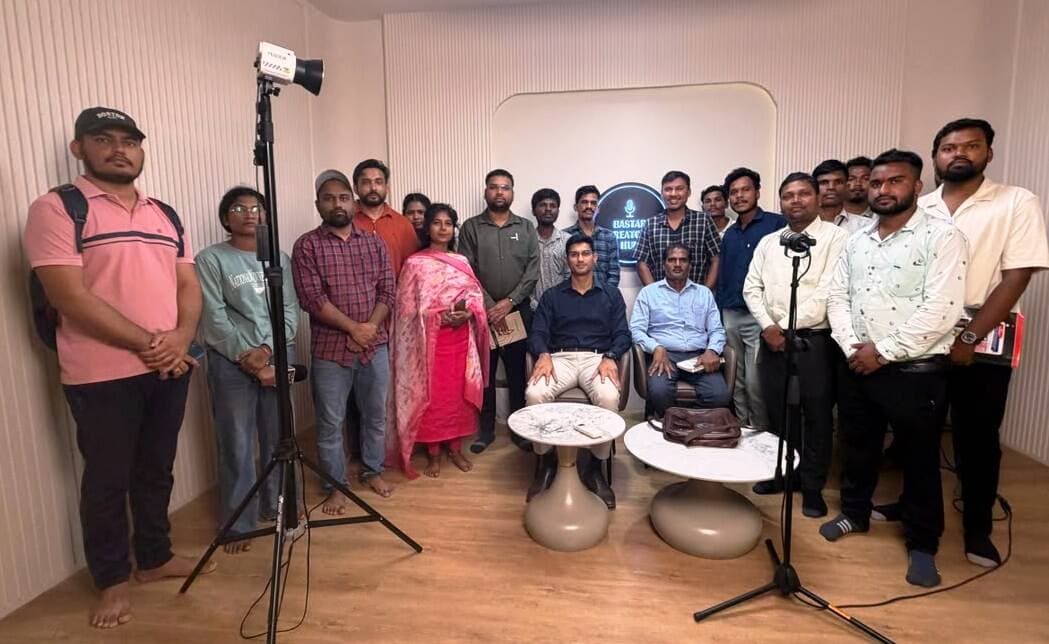 बस्तर के युवाओं के लिए कंटेंट क्रिएशन का नया अवसर
शहीद महेंद्र कर्मा विश्वविद्यालय के पत्रकारिता एवं जनसंचार के विद्यार्थियों ने बस्तर क्रिएटर्स हब में स्थापित पॉडकास्ट स्टूडियो का भ्रमण किया और रिकॉर्डिंग व एडिटिंग की तकनीकी प्रक्रिया को करीब से समझा।
🎥 स्टूडियो में उपलब्ध सुविधाएं:
• हाईटेक कैमरे
• प्रोफेशनल माइक
• लाइटिंग
• मिक्सर
• एडिटिंग सिस्टम
• कंटेंट के अनुसार बैकग्राउंड बदलने की सुविधा
सहायक कलेक्टर श्री यशवंत नायक ने युवाओं को कंटेंट क्रिएशन में स्वरोजगार की संभावनाओं के बारे में जानकारी दी।
बस्तर की क्षेत्रीय बोलियों में कंटेंट तैयार कर स्थानीय जानकारी और सरकार की योजनाओं को लोगों तक पहुंचाने की दिशा में भी युवा इस सुविधा का उपयोग कर सकते हैं।
✨ खास बात। सितंबर और अक्टूबर में युवाओं के लिए रिकॉर्डिंग निःशुल्क है।
#BastarCreatorsHub #ContentCreation