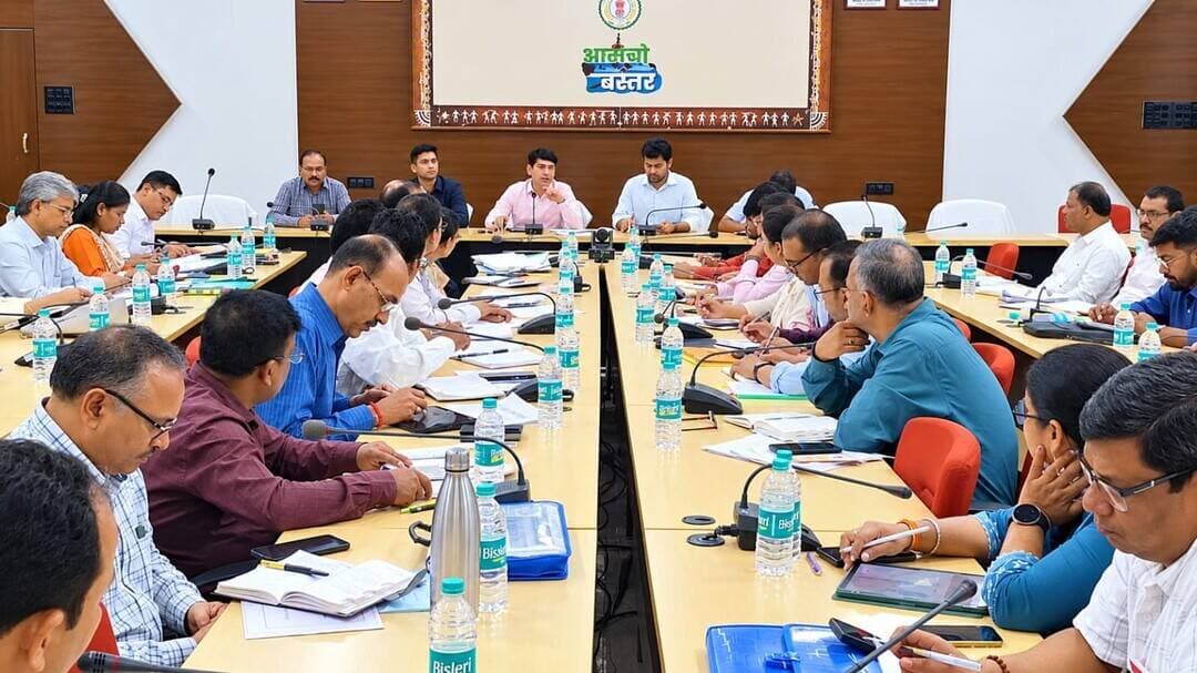 समय-सीमा बैठक में जनहितकारी योजनाओं और विकास कार्यों की समीक्षा
जगदलपुर में कलेक्टर श्री आकाश छिकारा की अध्यक्षता में समय-सीमा बैठक आयोजित हुई।
बैठक में सेवा संकल्प अभियान, जनसमस्या निवारण शिविर, 26 जनहितकारी योजनाओं, डिजिटल क्रॉप सर्वे से खरीफ गिरदावरी, जल जीवन मिशन, स्वास्थ्य सेवाओं, स्वच्छता अभियान और निर्माण कार्यों की प्रगति की समीक्षा की गई।
🔹 शिविरों से कम से कम एक सप्ताह पहले आवेदनों का संकलन
🔹 पात्र हितग्राहियों को शिविर स्थल पर योजनाओं का लाभ
🔹 खरीफ गिरदावरी का समय पर पूर्णता
🔹 राजस्व मामलों के लंबित प्रकरणों का निराकरण
🔹 जल जीवन मिशन और निर्माण कार्यों में तेजी
🔹 नियमित फील्ड विजिट और बेहतर प्रशासनिक समन्वय
समयबद्ध कार्यवाही, गुणवत्तापूर्ण क्रियान्वयन और जनसमस्याओं का त्वरित समाधान।
📍 जगदलपुर, बस्तर
