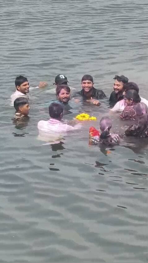 गणेश विसर्जन के दौरान बच्चों की सुरक्षा पर उठे सवाल
प्राइवेट स्कूल के शिक्षक पर लापरवाही का आरोप, मना करने के बावजूद बच्चों को गहरे पानी में उतारने की बात
करैरा। गणेश विसर्जन के दौरान बच्चों की सुरक्षा को लेकर गंभीर सवाल खड़े हो गए हैं। आरोप है कि एक प्राइवेट स्कूल के शिक्षक द्वारा छोटे-छोटे बच्चों को गहरे पानी में उतारकर गणेश प्रतिमा का विसर्जन कराया गया।
बताया जा रहा है कि मौके पर मौजूद लोगों द्वारा बच्चों को गहरे पानी में न उतारने की समझाइश दी गई थी, बावजूद इसके शिक्षक ने कथित तौर पर बात नहीं मानी। इस दौरान सुरक्षा व्यवस्था को लेकर भी सवाल उठ रहे हैं।
स्थानीय लोगों का कहना है कि छोटे बच्चों को गहरे पानी में उतारना जोखिम भरा हो सकता था। ऐसे में सवाल है कि विसर्जन के दौरान बच्चों की सुरक्षा के लिए स्कूल प्रबंधन और जिम्मेदार शिक्षकों द्वारा क्या पर्याप्त इंतजाम किए गए थे?
मामले में प्रशासन से मांग की जा रही है कि घटना का संज्ञान लेकर जांच की जाए और यदि लापरवाही की पुष्टि होती है तो संबंधित जिम्मेदारों पर नियमानुसार कार्रवाई की जाए।
P.NEWZ INDIA — हर खबर पर पैनी नजर।