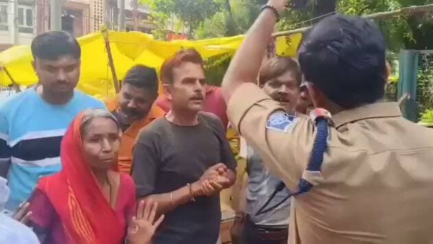 🚨 कोर्ट रोड को आदर्श सड़क बनाने की फिर कवायद, ठेला दुकानदारों को दी समझाइश
ठंडी सड़क पर शिफ्ट होंगे ठेले, चारपहिया वाहनों के प्रवेश पर भी प्रतिबंध की तैयारी
शिवपुरी। शहर की यातायात व्यवस्था को सुचारू बनाने और प्रमुख मार्गों को अतिक्रमण मुक्त कर आदर्श सड़क के रूप में विकसित करने की कवायद एक बार फिर शुरू हो गई है। मंगलवार को यातायात पुलिस और नगर पालिका की संयुक्त टीम ने कोर्ट रोड सहित शहर के प्रमुख बाजार क्षेत्रों का निरीक्षण किया। इस दौरान सड़क किनारे लगे ठेलों और अन्य अस्थाई अतिक्रमण को चिन्हित कर ठेला संचालकों को समझाइश दी गई।
संयुक्त टीम ने कोर्ट रोड, गांधी चौक, माधव चौक, पुराना बस स्टैंड और गुरुद्वारा चौक का निरीक्षण किया। अधिकारियों के अनुसार, कोर्ट रोड पर यातायात व्यवस्था बेहतर बनाने के लिए सड़क किनारे लगने वाले हाथ ठेलों को ठंडी सड़क पर शिफ्ट करने की तैयारी की जा रही है।
वहीं, कोर्ट रोड से टेकरी की ओर जाने वाले मार्ग पर किए गए अतिक्रमण को हटाने की कार्रवाई प्रस्तावित है। गांधी चौक पर लगने वाले पटवाओं को कोर्ट रोड सब्जी मंडी के पास स्थानांतरित करने की योजना भी बनाई गई है।
🚗 चारपहिया वाहनों पर लग सकता है प्रतिबंध
कोर्ट रोड पर यातायात का दबाव कम करने के लिए चारपहिया वाहनों के प्रवेश को प्रतिबंधित करने की तैयारी भी की जा रही है। प्रशासन का मानना है कि सड़क से अस्थाई अतिक्रमण हटने और वाहनों की आवाजाही नियंत्रित होने से बाजार क्षेत्र में यातायात सुचारू होगा और पैदल राहगीरों को भी राहत मिल सकेगी।
टीम ने दुकानदारों और ठेला संचालकों से निर्धारित स्थान पर ही दुकान एवं ठेले लगाने तथा सड़क पर यातायात बाधित नहीं करने की अपील की। आने वाले दिनों में चिन्हित अतिक्रमणों के संबंध में प्रशासन और नगर पालिका द्वारा आगे की कार्रवाई की जा सकती है।
🔎 पहले भी हो चुकी है कवायद
कोर्ट रोड को व्यवस्थित और आदर्श सड़क बनाने की कवायद शहर में पहले भी कई बार की जा चुकी है। अब देखना होगा कि इस बार बनाई जा रही व्यवस्था कितनी प्रभावी रहती है और इसका शहर की यातायात व्यवस्था पर कितना असर पड़ता है।