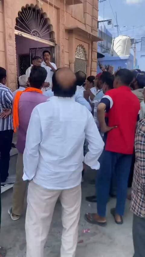 पीपाड़ में कल हुई क्रॉस वोटिंग के चलते भाजपा पार्षदों से मन्दिर मे भगवान की तश्वीर हाथ मे लिरवा रहे हॆ हदा हो गई