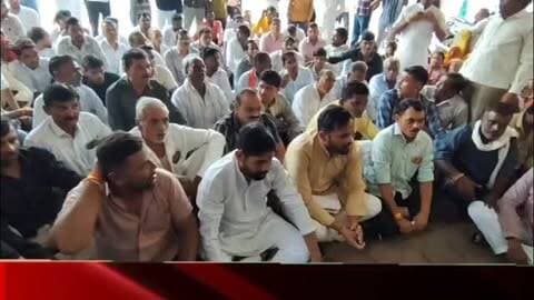 मोहन बड़ोदिया में बायपास के लिए जमीन अधिग्रहण का विरोध,कलेक्टर कार्यालय में नारेबाजी, एडीएम को ज्ञापन सौंपा