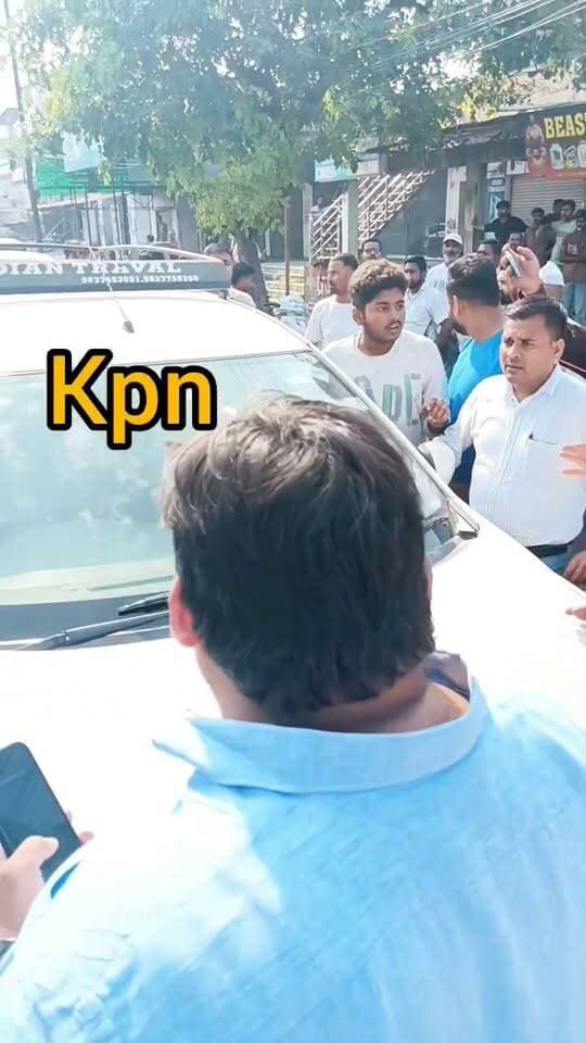 मतदाताओं को ला रही कार को भाजपाईयों ने पकड़ा हंगामा