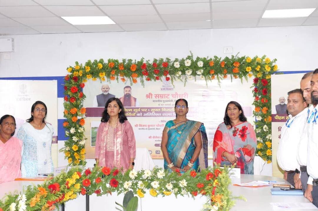 आज 22 सितंबर 2026 को सायं 4 बजे Urja Auditorium, Patna से माननीय मुख्यमंत्री श्री सम्राट चौधरी के कर कमलों द्वारा PM Surya Ghar Muft Bijli Yojana के तहत 25,000 लाभार्थियों को अतिरिक्त राज्य वित्तीय सहायता राशि का डीबीटी के माध्यम ट्रांसफर किया गया। इससे पहले माननीय मुख्यमंत्री द्वारा 'Solar Rath Abhiyan' को हरी झंडी दिखा के रवाना किया गया। यह अभियान लोगों तक Rooftop Solar योजना के लाभ, Subsidy एवं आवेदन प्रक्रिया की जानकारी पहुंचाकर सौर ऊर्जा अपनाने के लिए जागरूकता बढ़ाने का काम करेगा। माननीय मुख्यमंत्री द्वारा बताया गया कि अब राज्य सरकार द्वारा 2 kW तक के सिस्टम पर ₹10,000/KW के दर से 20,000 तक की अतिरिक्त सब्सिडी दी जाएगी। केंद्र एवं राज्य द्वारा मिलाकर 3 kW के सिस्टम पर कुल ₹98,000 तक का लाभ मिलेगा।
कार्यक्रम मे माननीय उप मुख्यमंत्री श्री विजय कुमार चौधरी एवं श्री बिजेंद्र प्रसाद यादव भी उपस्थिति रहे तथा ऊर्जा मंत्री श्री शैलेश कुमार उर्फ बूलो मंडल द्वारा कार्यक्रम की अध्यक्षता की गई। इस दौरान माननीय मुख्यमंत्री द्वारा कुछ उपभोक्ताओं से भी संवाद किया गया जिसमें नालंदा के आशा नगर की निवासी श्रीमती आशा देवी भी शामिल रही। कार्यक्रम में नालंदा NIC केंद्र से जिलाधिकारी, नालंदा उप विकास आयुक्त, नालंदा, विद्युत अधीक्षक अभियंता, नालंदा सहित विद्युत विभाग के वरीय पदाधिकारी भी उपस्थित रहे। NIC केंद्र में अन्य लाभार्थी गण भी उपस्थित रहे।
#PMNarendraModi
#SamratChoudhary
#CMSamrat
#CMOBihar
#PMSuryaGhar
#EnergyDepartmentBihar
Narendra Modi
Samrat Choudhary
CMO Bihar
Energy Department, Bihar
Information & Public Relations Department, Government of Bihar