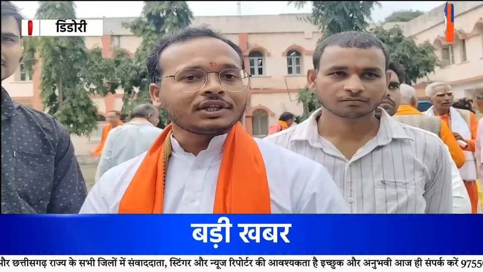 यूजीसी प्रावधानों की समीक्षा की मांग को लेकर डिंडौरी में सवर्ण समाज की रैली
जिला मुख्यालय में जुटा समाज का जनसमूह, राष्ट्रपति और प्रधानमंत्री के नाम प्रशासन को सौंपा ज्ञापन
यूजीसी से संबंधित प्रावधानों की समीक्षा, आरक्षण व्यवस्था के आधार पर पुनर्विचार और अनुसूचित जाति एवं अनुसूचित जनजाति से संबंधित कानूनों के कथित दुरुपयोग की रोकथाम सहित विभिन्न मांगों को लेकर मंगलवार को डिंडौरी जिला मुख्यालय में सवर्ण समाज द्वारा रैली निकाली गई। रैली में बड़ी संख्या में समाज के लोग शामिल हुए। रैली का नेतृत्व स्वामी आशुतोष जी महाराज ने किया।
रैली के दौरान प्रतिभागियों ने अपनी मांगों को लेकर आवाज उठाई और जिला प्रशासन के माध्यम से राष्ट्रपति एवं प्रधानमंत्री के नाम ज्ञापन सौंपा। ज्ञापन में यूजीसी से संबंधित प्रावधानों और नीतियों की पुनः समीक्षा की मांग प्रमुखता से रखी गई।
आरक्षण व्यवस्था की समीक्षा सहित कई मांगें
ज्ञापन में आरक्षण व्यवस्था की व्यापक समीक्षा करते हुए उसके आधार में आर्थिक स्थिति को भी शामिल करने की मांग रखी गई। इसके अलावा यूजीसी से संबंधित प्रावधानों पर सभी संबंधित हितधारकों के साथ व्यापक विचार-विमर्श किए जाने की मांग की गई।
सवर्ण समाज की ओर से दिए गए ज्ञापन में अनुसूचित जाति एवं अनुसूचित जनजाति से संबंधित कानूनों की समीक्षा तथा कानून के दुरुपयोग की शिकायतों की निष्पक्ष जांच और रोकथाम के लिए प्रभावी कानूनी एवं प्रशासनिक व्यवस्था की मांग भी शामिल रही।
इसके साथ ही शिक्षा, रोजगार और प्रतियोगी परीक्षाओं सहित विभिन्न क्षेत्रों में सभी वर्गों को समान अवसर उपलब्ध कराने तथा सामाजिक समरसता एवं आपसी सद्भाव को बढ़ावा देने की बात कही गई।
‘एक देश, एक विधान, एक संविधान’ की भावना पर जोर
ज्ञापन में ‘एक देश, एक विधान, एक संविधान’ की भावना को मजबूत करने तथा देश की एकता, अखंडता और संवैधानिक व्यवस्था को सुदृढ़ करने की मांग रखी गई। रैली में शामिल प्रतिनिधियों ने अपनी मांगों पर केंद्र सरकार से विचार करने का आग्रह किया।
ज्ञापन में यह भी कहा गया कि मांगों पर कार्रवाई नहीं होने की स्थिति में आंदोलन को आगे बढ़ाया जाएगा।
रैली के प्रारंभ से पहले समाज के लोगों ने मां नर्मदा को ज्ञापन अर्पित कर आशीर्वाद लिया। इस दौरान अपनी मांगों को लेकर आगे भी शांतिपूर्ण तरीके से प्रयास जारी रखने का संकल्प व्यक्त किया गया।
#Dindori #DindoriNews #DindoriRally #सवर्ण_समाज #UGC #UGCRollback #UGCReview #आरक्षण #Reservation #डिंडौरी #DindoriNewsLive #MadhyaPradesh #MPNews #SocialJustice #Constitution #एक_देश_एक_विधान_एक_संविधान #BreakingNews #LatestNews #ViralNews #HALCHAL24NEWS Part 20